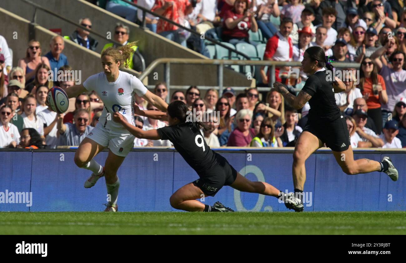 LONDRA, INGHILTERRA -14-9-2024 Abby Dow d'Inghilterra rompe il passo di Maia Joseph durante le Nations Series England Red Roses vs New Zealand Women Black Ferns all'ALLIANZ STADIUM di Twickenham il 14-settembre 2024 a Londra, Inghilterra Foto Stock