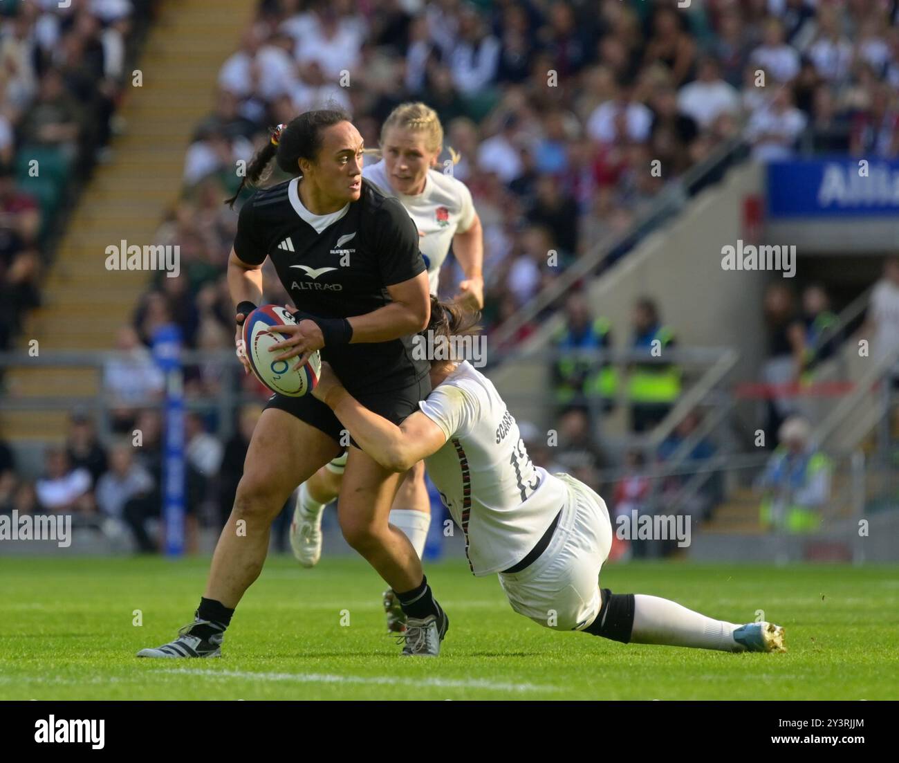 LONDRA, INGHILTERRA -14-9-2024 Ruahei Demant Co-Capitano) della nuova Zelanda viene affrontata da Emily Scarratt durante le Nations Series England Red Roses vs New Zealand Women Black Ferns all'ALLIANZ STADIUM di Twickenham il 14-settembre 2024 a Londra, Inghilterra Foto Stock