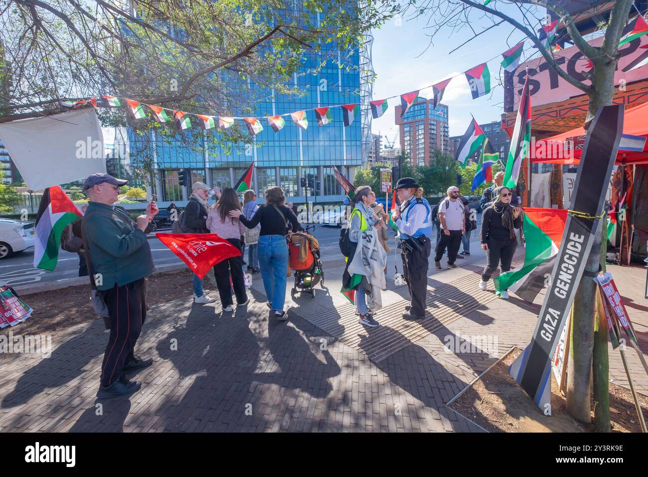 Londra, Regno Unito. 14 settembre 2014. I manifestanti del sud di Londra si uniscono all'azione del sud-ovest di Londra per la Palestina, che il 1° settembre ha istituito un campo di fronte all'ambasciata degli Stati Uniti per opporsi al massiccio sostegno alle armi da parte degli Stati Uniti a Israele, che ha permesso loro di commettere un genocidio contro i palestinesi. Il campo chiede ora un cessate il fuoco permanente, una fine immediata del blocco degli aiuti umanitari, dell'aggressione militare in Cisgiordania e dell'occupazione. Peter Marshall/Alamy Live News. Foto Stock