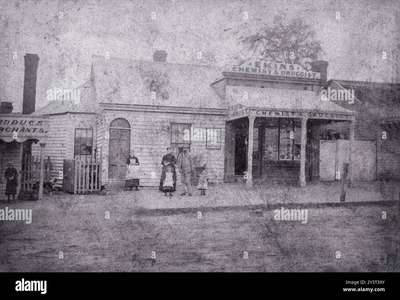 Ekins farmacia, Melbourne, Victoria: Il negozio visto dalla strada, con il farmacista e la sua famiglia in piedi fuori. Fotografia di E.C. Waddington, ca. 1883/1884. Foto Stock