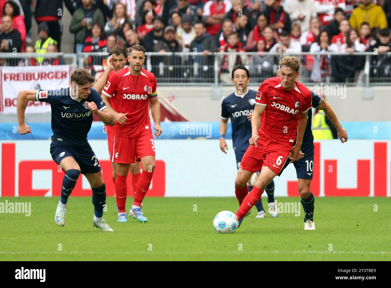 Friburgo, Germania. 14 settembre 2024. Patrick Osterhage (SC Freiburg) im Duell gegen Seine alten Kollegen aus Bochum, Moritz Broschinski (VfL Bochum) und Dani de WIT (VfL Bochum) beim Spiel der 1. FBL: 24-25: 3. Sptg. SC Freiburg - LE NORMATIVE DFL di VfL Bochum VIETANO QUALSIASI USO DI FOTOGRAFIE COME SEQUENZE DI IMMAGINI E/O QUASI-VIDEONann credito: dpa/Alamy Live News Foto Stock