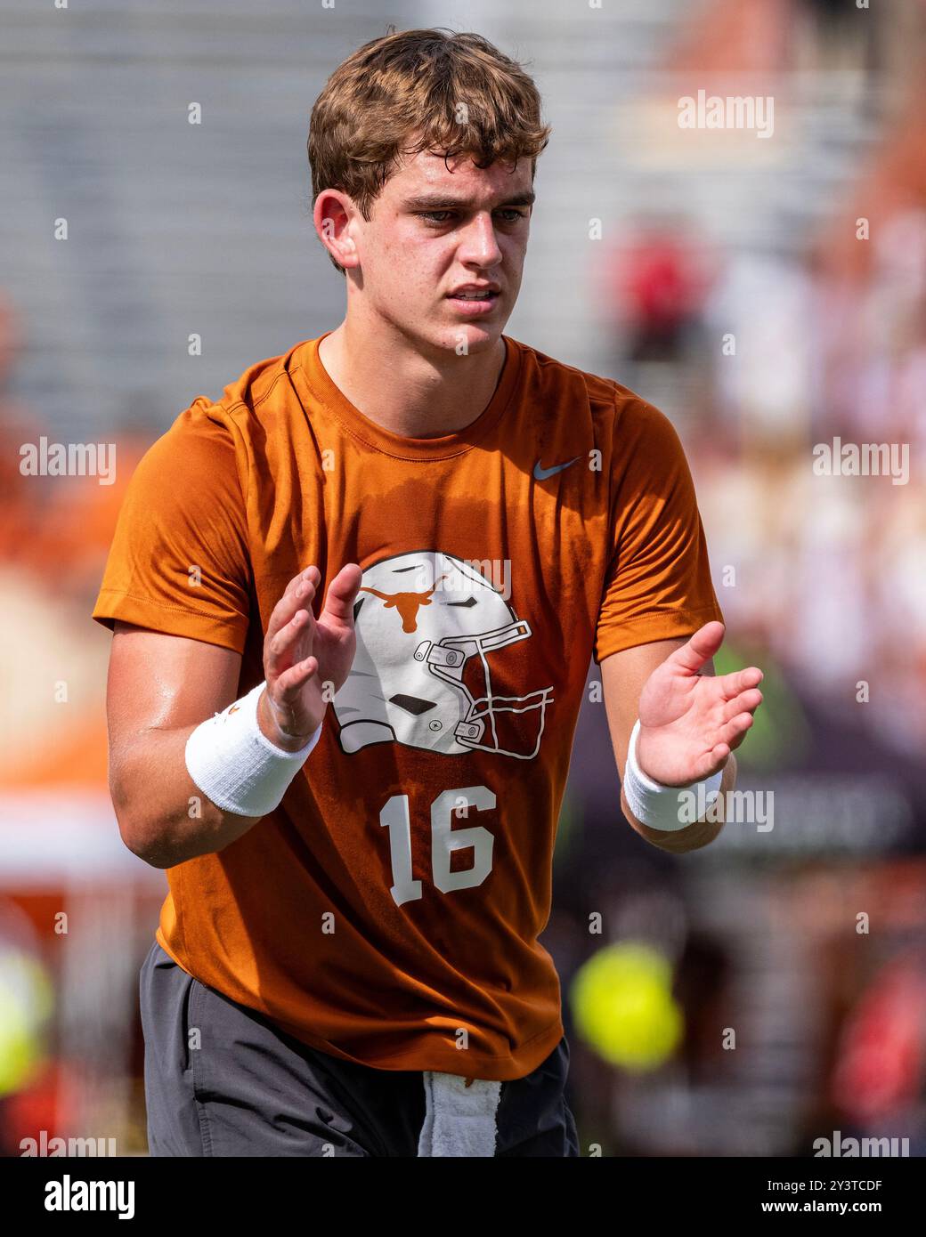 14 settembre 2024.Arch Manning n. 16 dei Texas Longhorns durante i riscaldamenti pre-partita prima della partita contro gli UTSA Roadrunners al DKR-Memorial Stadium. Foto Stock