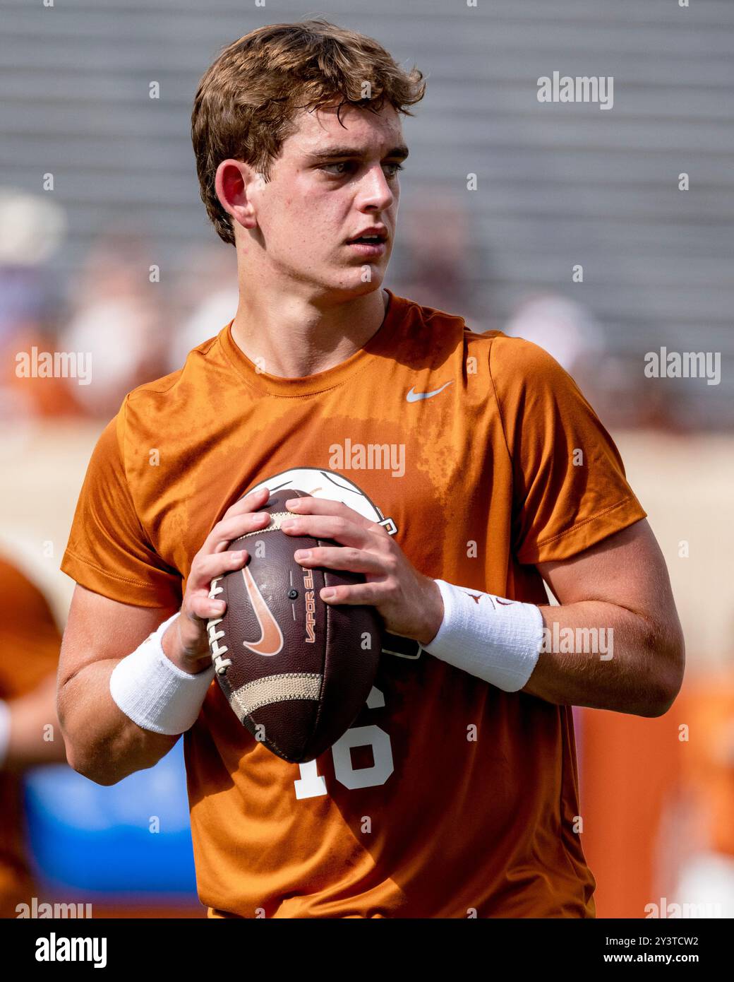 14 settembre 2024.Arch Manning n. 16 dei Texas Longhorns durante i riscaldamenti pre-partita prima della partita contro gli UTSA Roadrunners al DKR-Memorial Stadium. Foto Stock