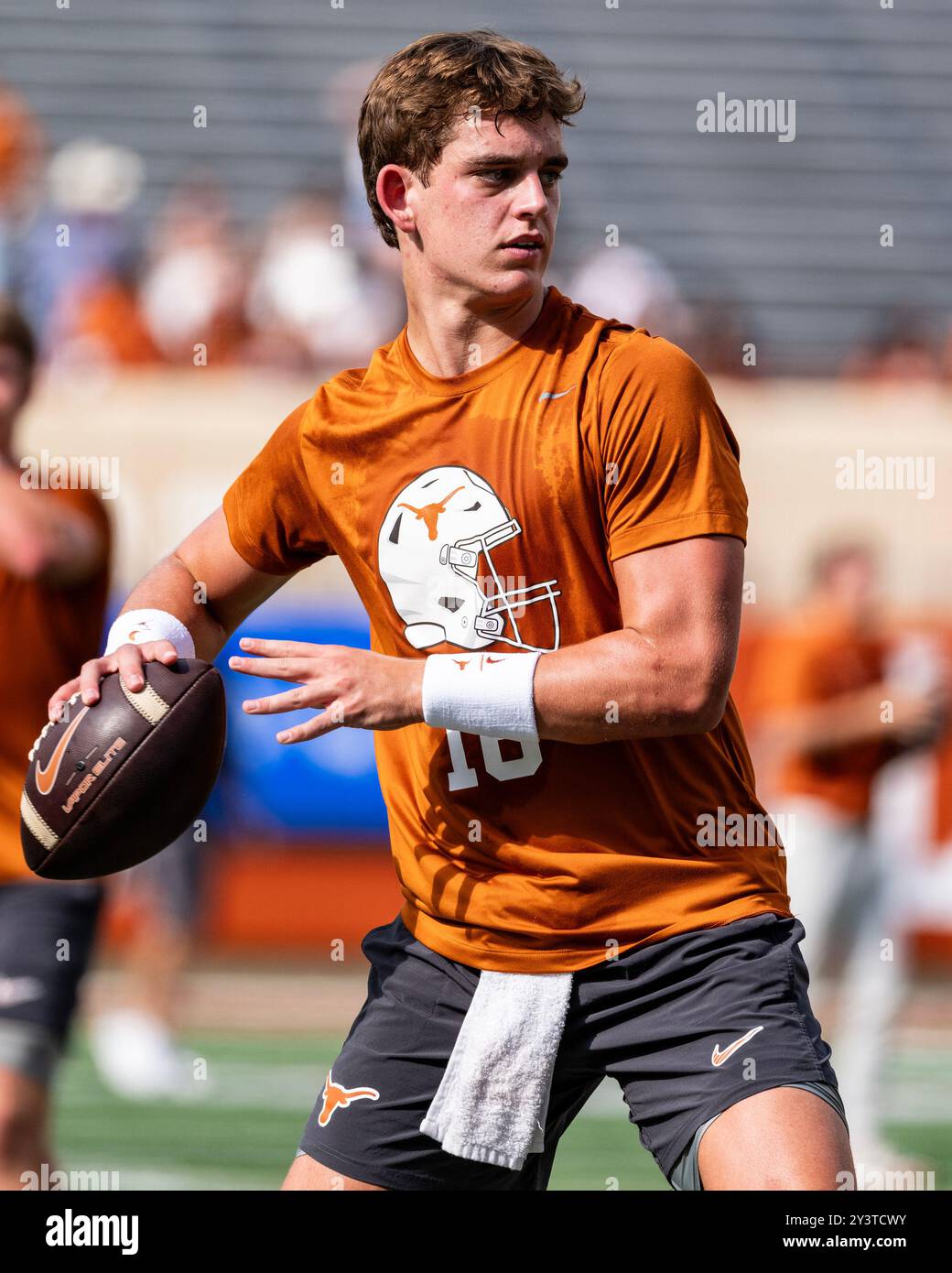 14 settembre 2024.Arch Manning n. 16 dei Texas Longhorns durante i riscaldamenti pre-partita prima della partita contro gli UTSA Roadrunners al DKR-Memorial Stadium. Foto Stock