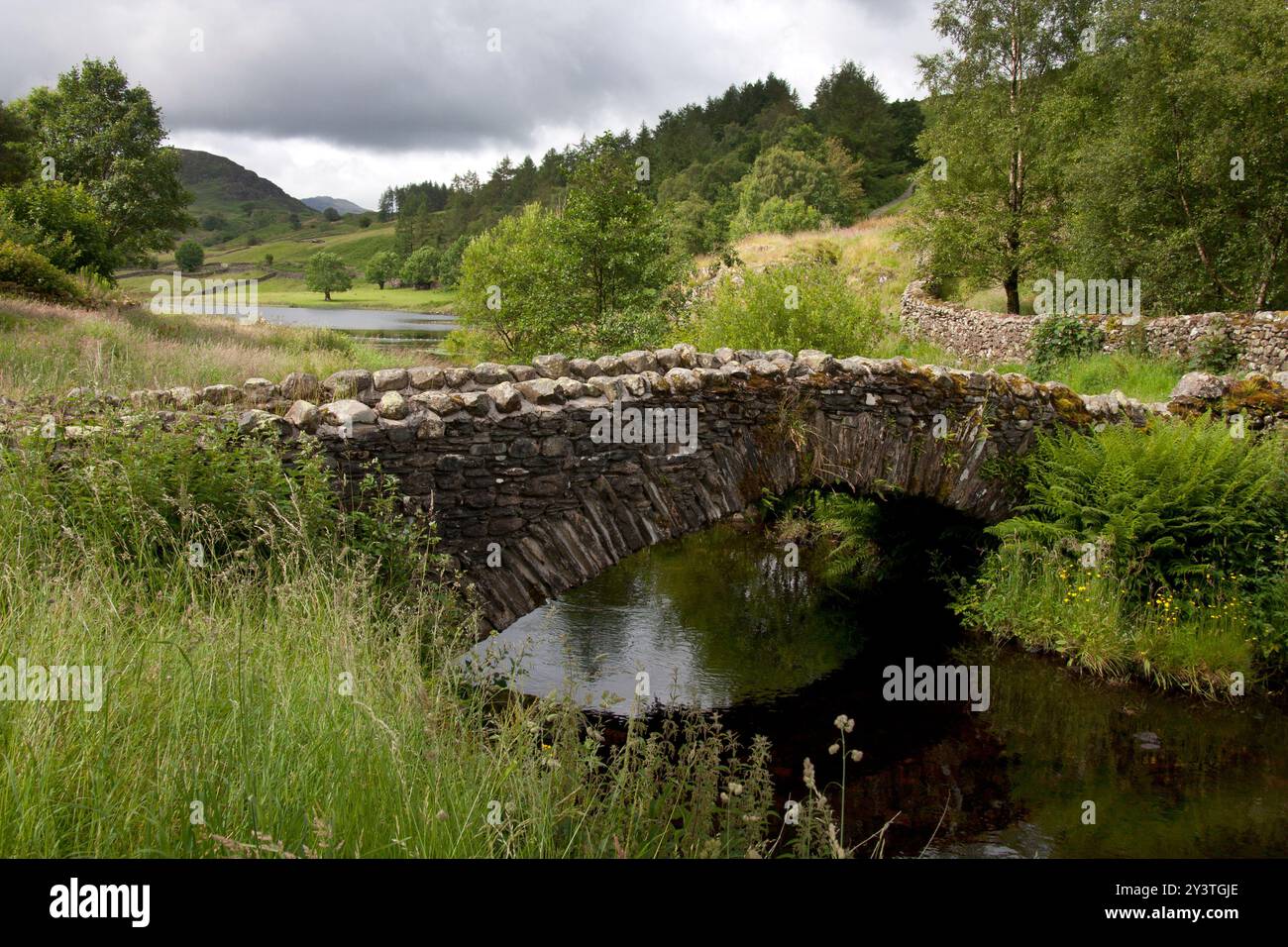 Watendlath e ponte a cavallo di cavallo, Derwent Water, Borrowdale, Keswick, Lake District, Cumbria, Inghilterra Foto Stock