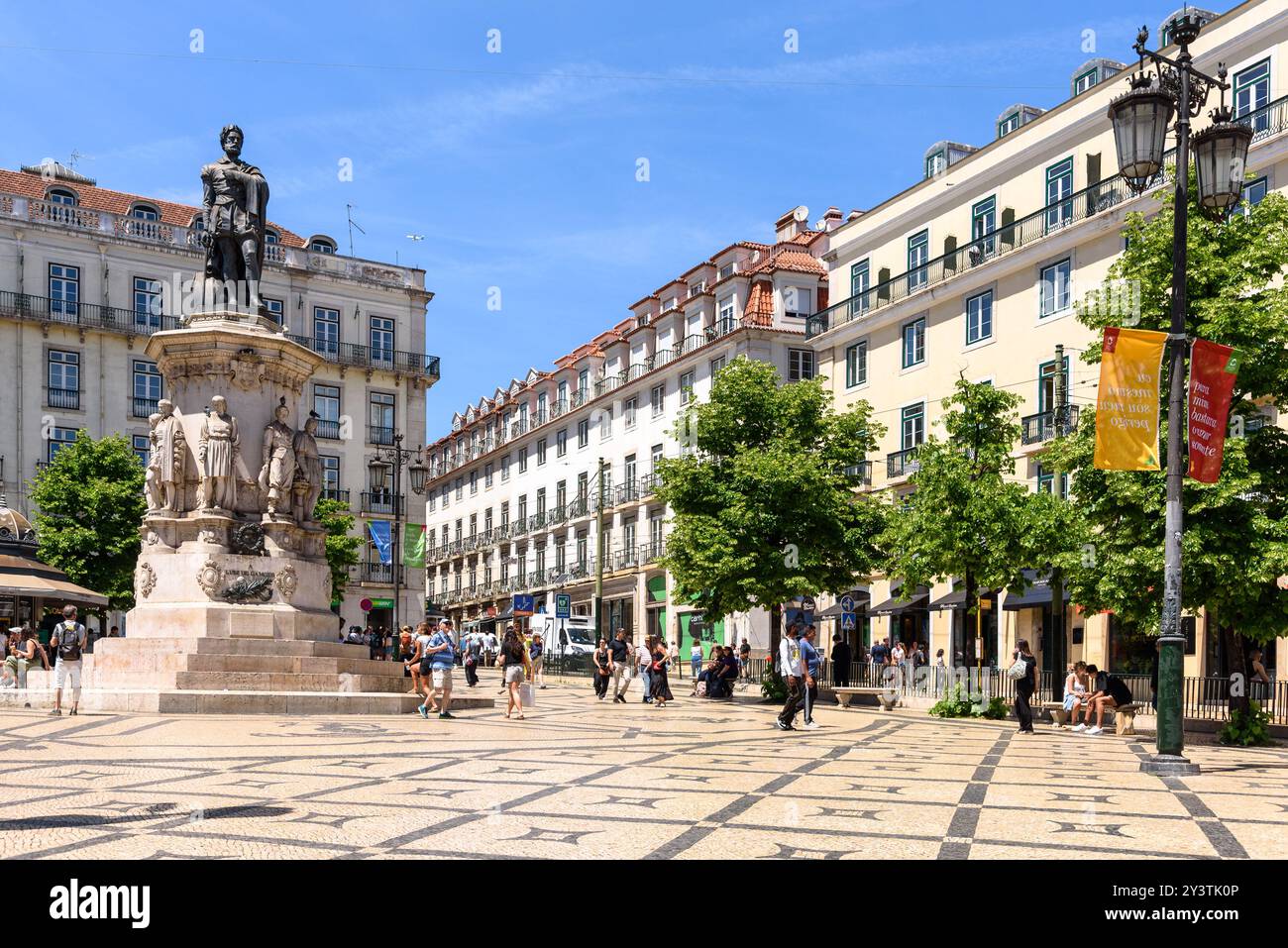 Persone che camminano attraverso il Praca Luis de Camoes a Lisbona, Portogallo Foto Stock
