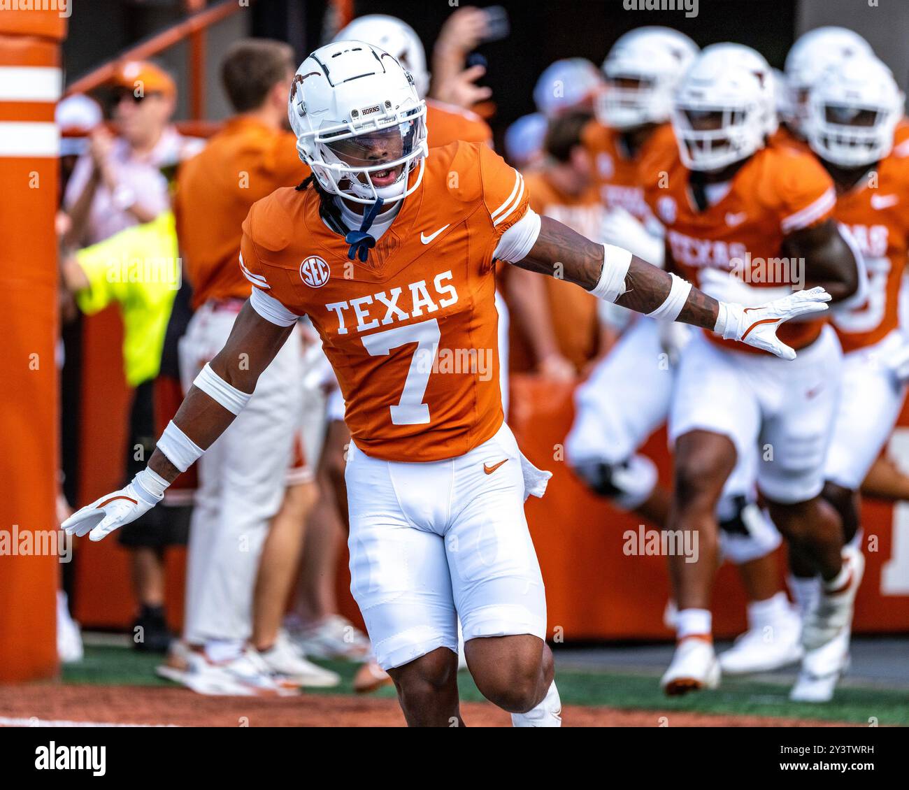 14 settembre 2024.WR Isaiah Bond n. 7 dei Texas Longhorns in azione contro gli UTSA Roadrunners al DKR-Memorial Stadium. Foto Stock