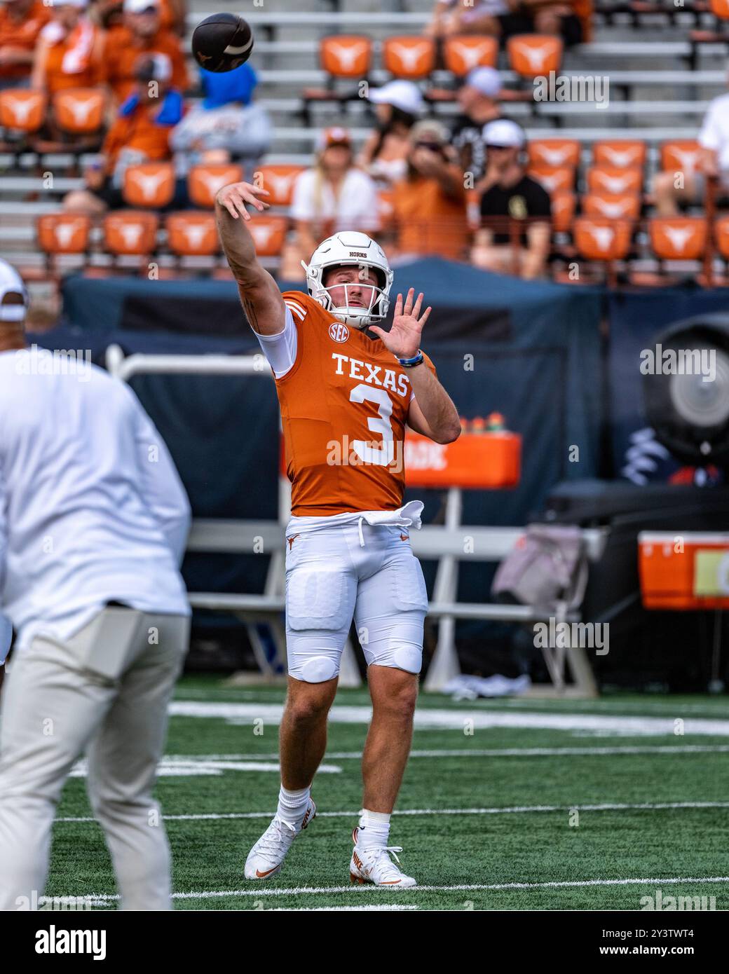 14 settembre 2024.Quinn Ewers n. 3 dei Texas Longhorns in azione contro gli UTSA Roadrunners al DKR-Memorial Stadium. Foto Stock