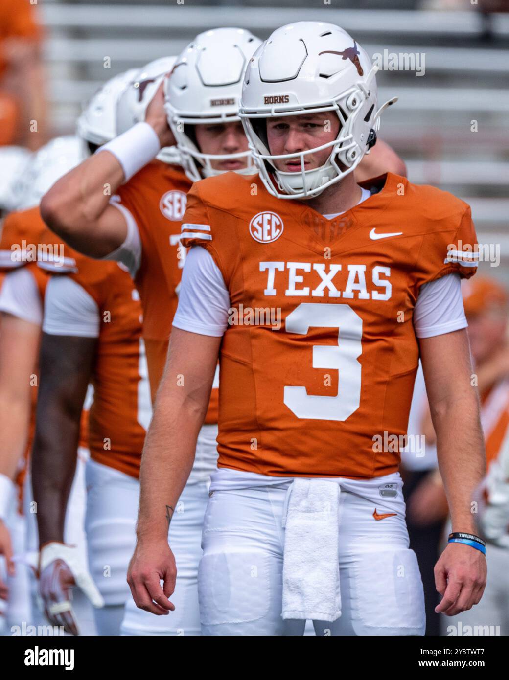 14 settembre 2024.Quinn Ewers n. 3 dei Texas Longhorns in azione contro gli UTSA Roadrunners al DKR-Memorial Stadium. Foto Stock