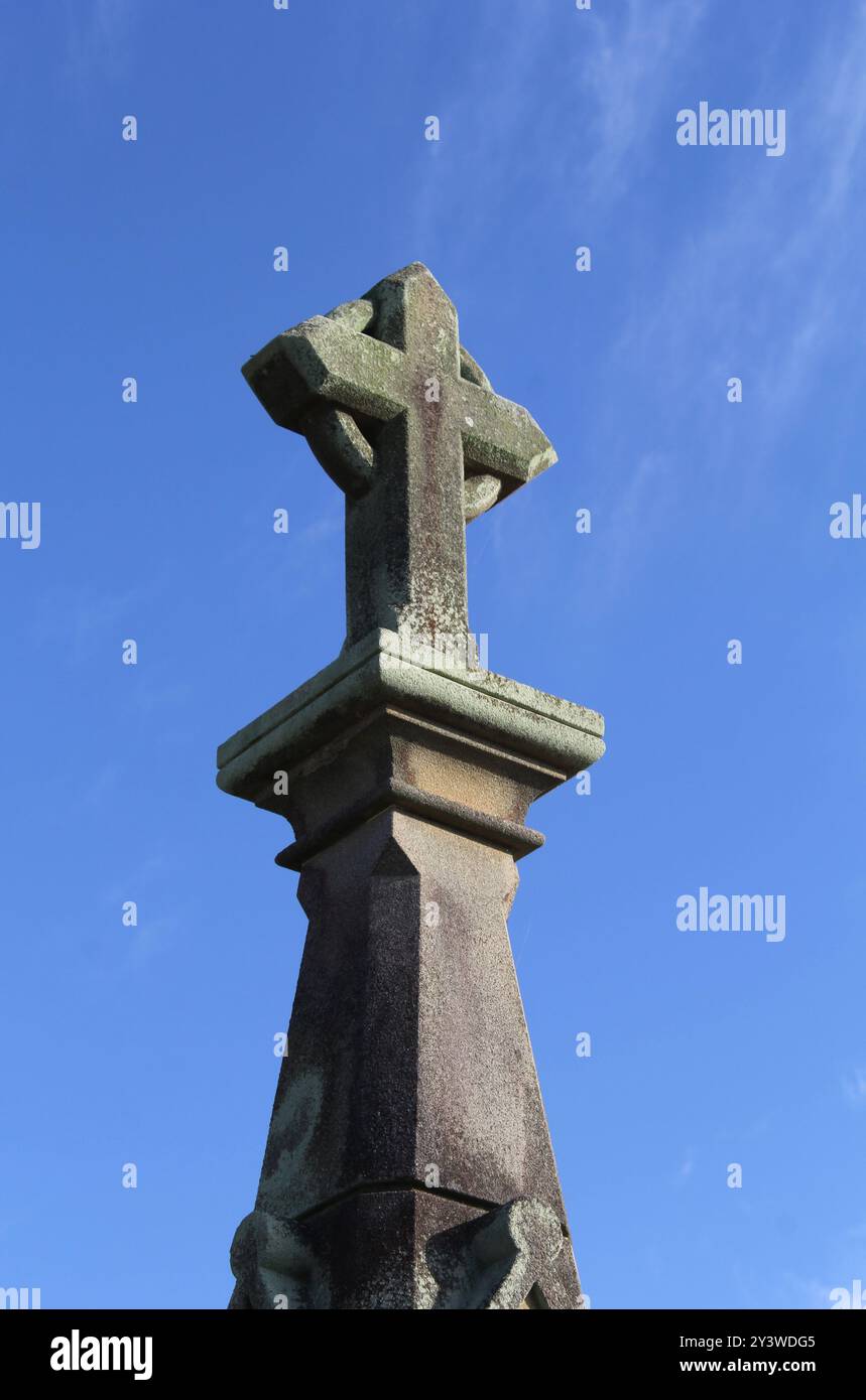 Statua di una croce celtica sullo sfondo blu del cielo Foto Stock