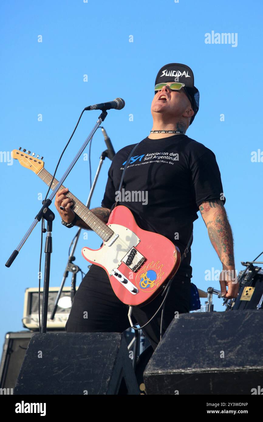 Flavio Cianciarulo, Sr. Flavio, si esibisce con la sua band all'evento International Surfing Day. Mar del Plata. Buenos Aires. Argentina Foto Stock