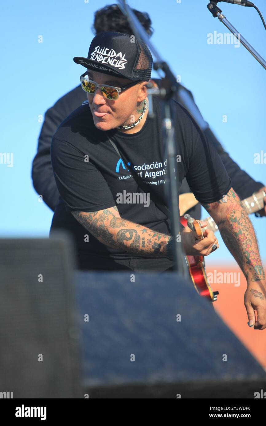 Flavio Cianciarulo, Sr. Flavio, si esibisce con la sua band all'evento International Surfing Day. Mar del Plata. Buenos Aires. Argentina Foto Stock