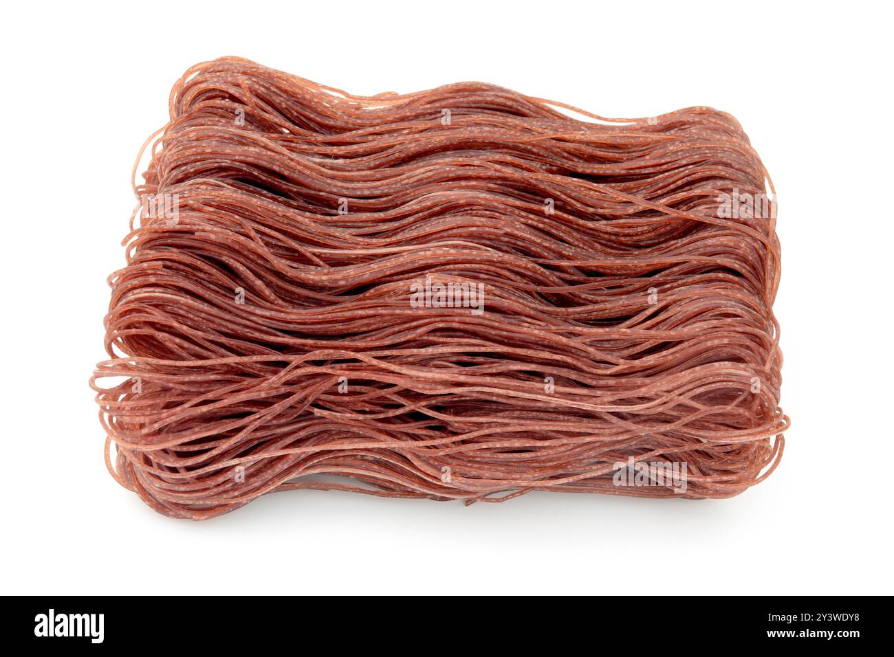 Spaghetti di riso intero, crudi e ordinati, presentati su sfondo bianco Foto Stock