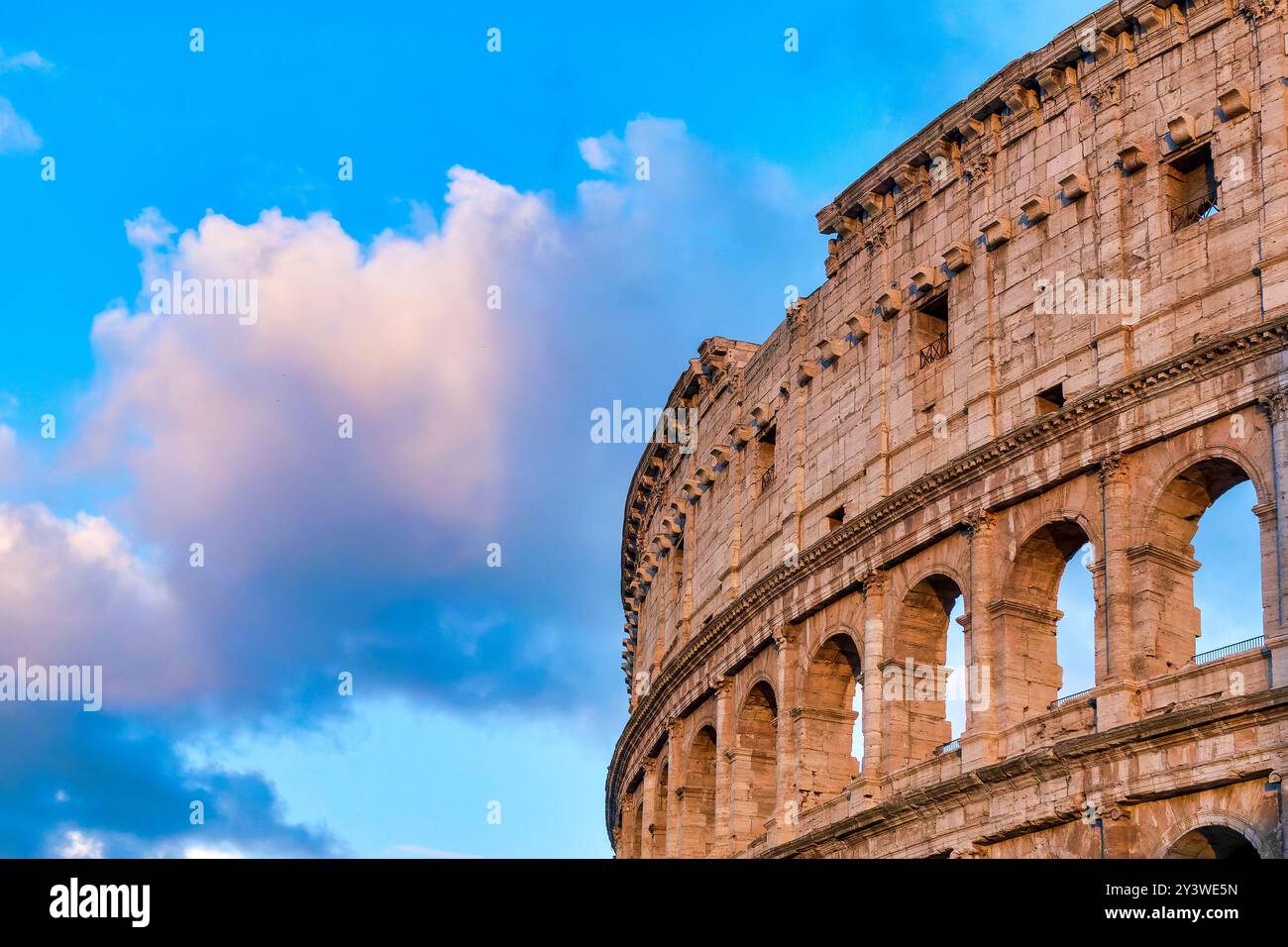 Una vista ravvicinata del Colosseo al tramonto, Roma, Italia Foto Stock