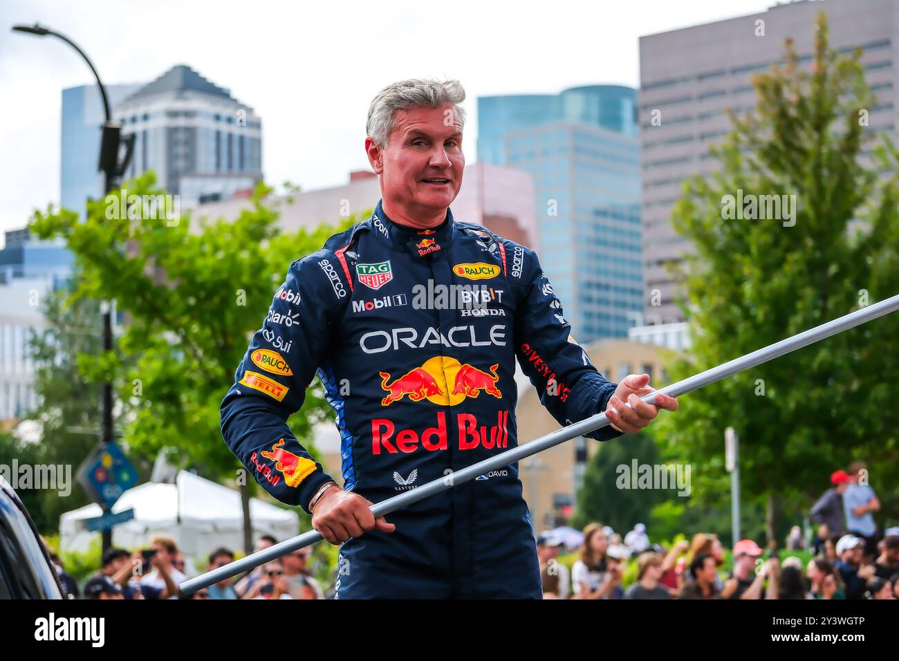 Minneapolis, Minnesota, Stati Uniti. 14 settembre 2024. DAVID COULTHARD, ex pilota scozzese di Formula 1, guarda al Red Bull Show Run 2024, che si tiene sulla 4th Street nel centro di Minneapolis, Minnesota. (Immagine di credito: © Steven Garcia/ZUMA Press Wire) SOLO PER USO EDITORIALE! Non per USO commerciale! Foto Stock