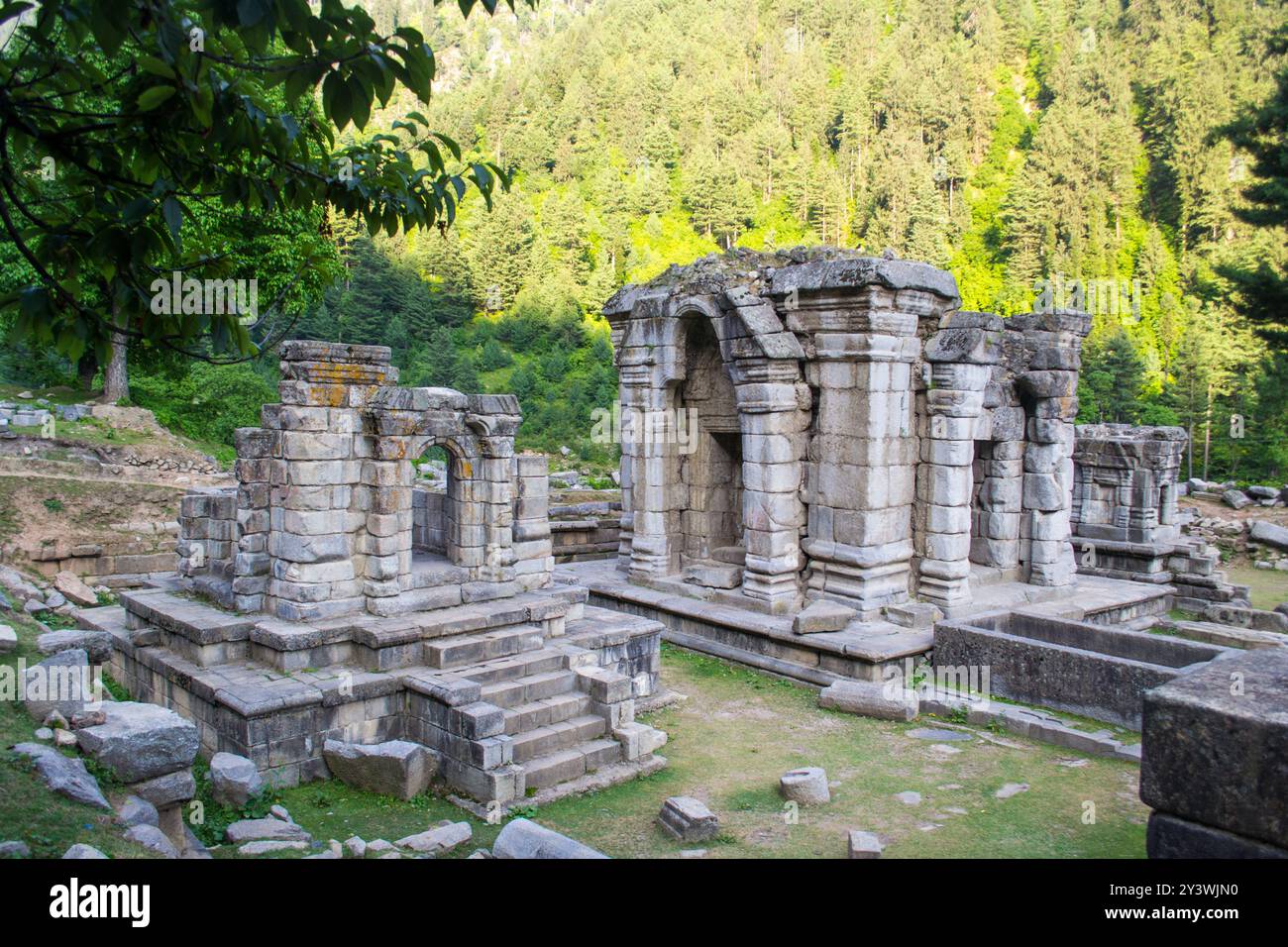 Kashmir, India. Antichi resti di un sito storico tra i monti Kashmiri Foto Stock