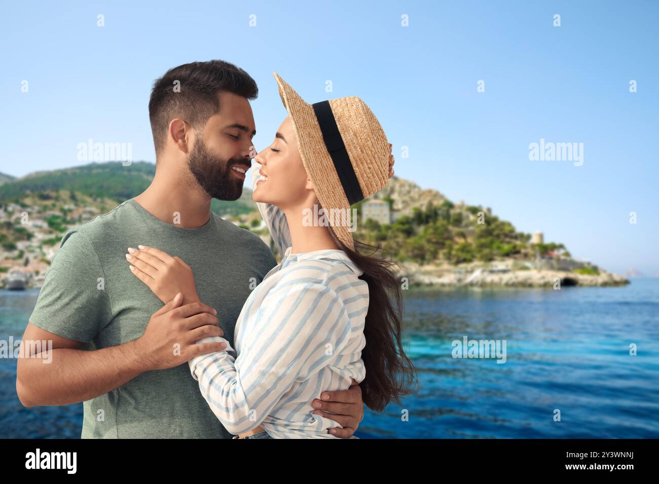 Sposi sposi felici che si divertono la loro luna di miele. Coppia sorridente vicino al mare Foto Stock