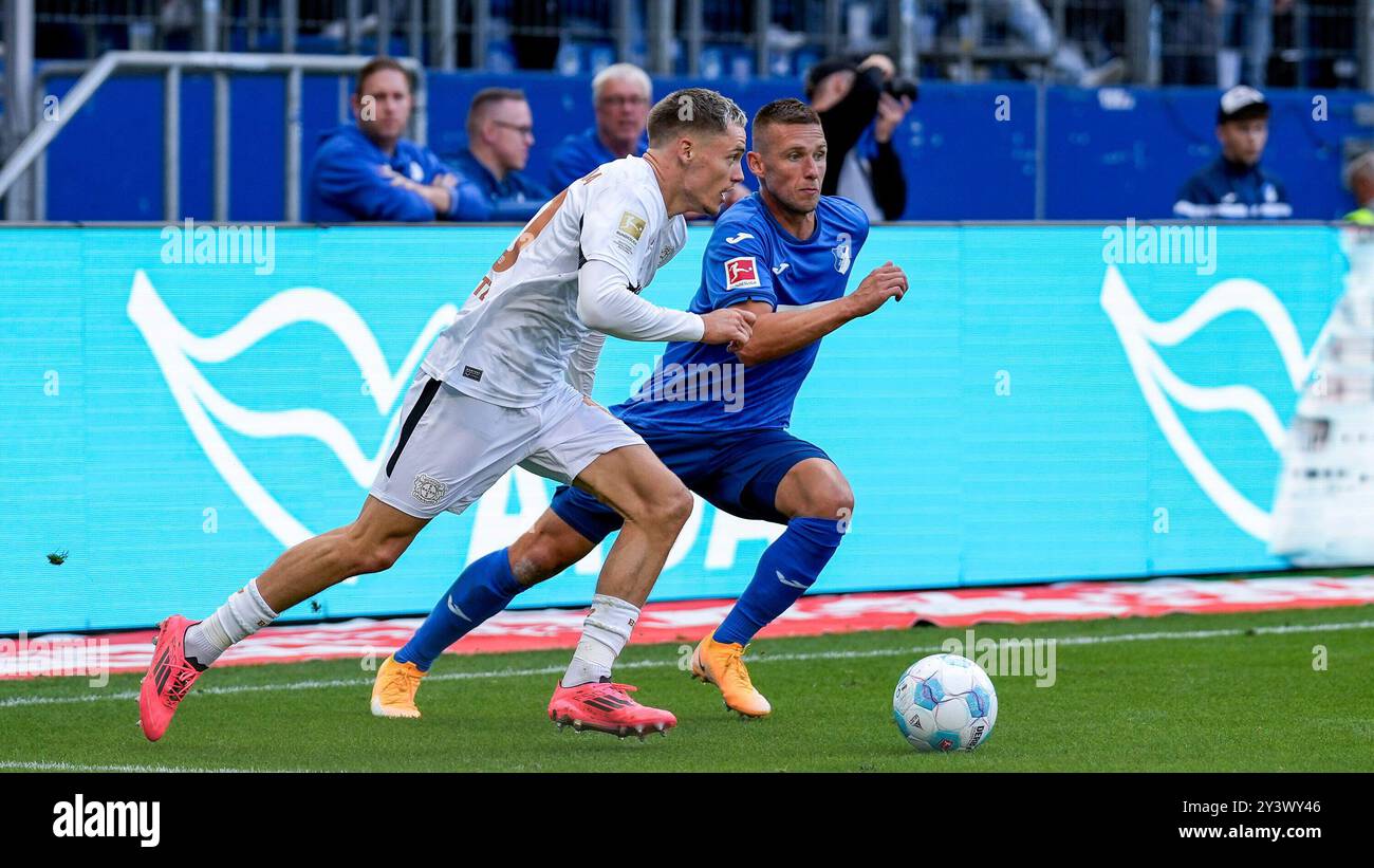 Sinsheim, Germania. 14 settembre 2024. v.li.: Florian Wirtz (B04, 10), Pavel Kaderabek (Hoffenheim, 3), Aktion, Action, Spielszene, 14.09.2024, Sinsheim (Deutschland), Fussball, BUNDESLIGA, TSG 1899 HOFFENHEIM - BAYER 04 LEVERKUSEN, LE NORMATIVE DFB/DFL VIETANO QUALSIASI USO DI FOTOGRAFIE COME SEQUENZE DI IMMAGINI E/O QUASI-VIDEO. Credito: dpa/Alamy Live News Foto Stock