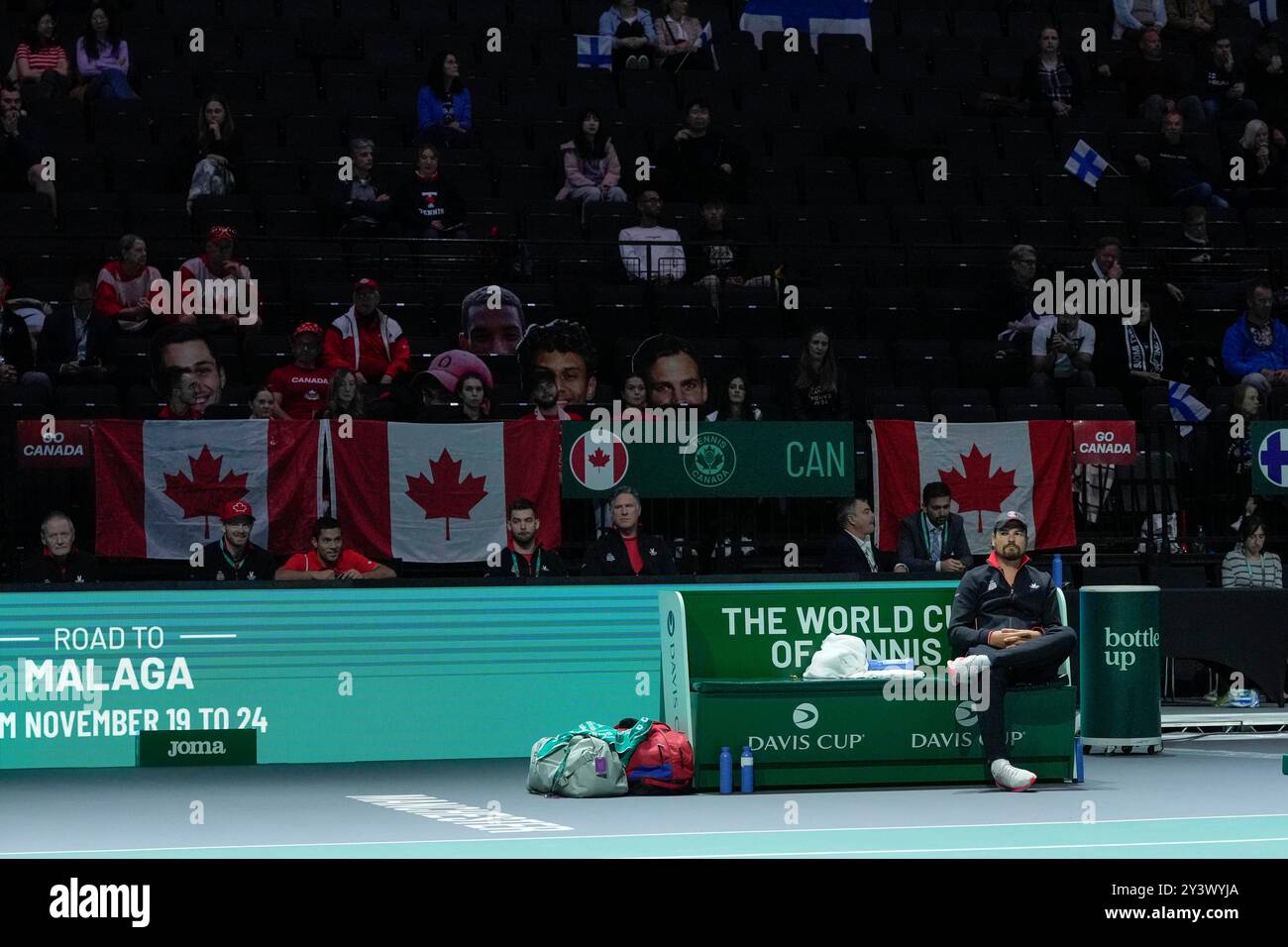 AO Arena, Manchester, Regno Unito. 12 settembre 2024. Finali di Coppa Davis, fase a gironi, gruppo D giorno 3; Frank Dancevic, Capitano del Canada, siede sulla panchina del Team Canada durante la prima sessione di caucciù Credit: Action Plus Sports/Alamy Live News Foto Stock