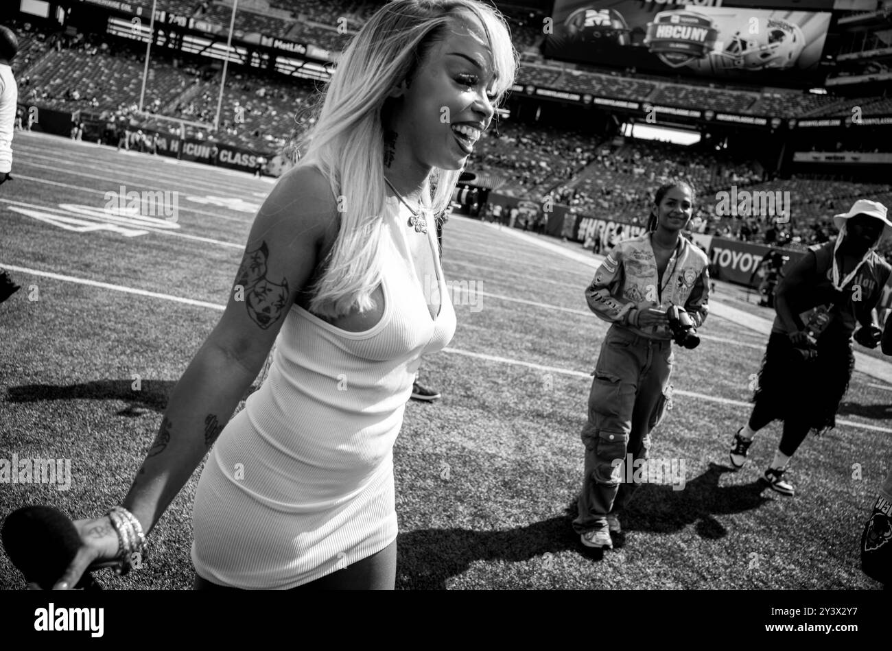 East Rutherford, New Jersey, Stati Uniti. 14 settembre 2024. HONEY BXBY durante l'inno nazionale prima del Morehouse College e della Howard University terza partita annuale di calcio HBCUNY Classic al Met-Life Stadium di East Rutherford, NJ Howard ha sconfitto Morehouse nel loro secondo Meadowlands Meeting 35-21 (Credit Image: © Brian Branch Price/ZUMA Press Wire) SOLO PER USO EDITORIALE! Non per USO commerciale! Foto Stock