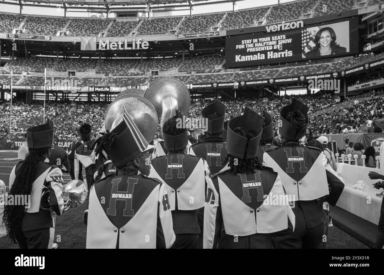 East Rutherford, New Jersey, Stati Uniti. 14 settembre 2024. I membri della Howard University Marching Band 'Show Time pace the sideline mentre guardano un video del loro Alunmi e candidato presidenziale, Kamala Harris salutano loro e i tifosi durante la terza partita annuale di football HBCUNY Classic tra la Howard University e il Morehouse College al Met-Life Stadium di East Rutherford, New Jersey Howard sconfisse Morehouse nel loro secondo incontro Meadowlands 35-21. (Immagine di credito: © Brian Branch Price/ZUMA Press Wire) SOLO PER USO EDITORIALE! Non per USO commerciale! Foto Stock
