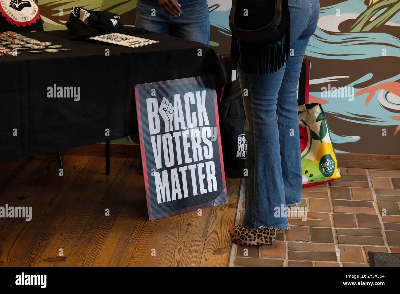 Atlanta, Georgia, Stati Uniti. 14 settembre 2024. Gli elettori di Atlanta chiacchierano con i volontari Black Voters Matter in un negozio della Patagonia. (Immagine di credito: © Robin Rayne/ZUMA Press Wire) SOLO PER USO EDITORIALE! Non per USO commerciale! Foto Stock