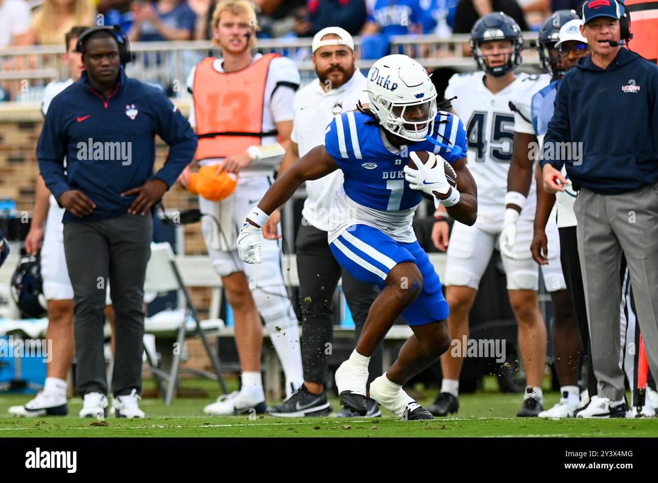 Durham, Carolina del Nord, Stati Uniti. 14 settembre 2024. Il ricevitore Duke Wide JONTAVIS ROBERTSON afferra un passaggio a lato. I Duke Blue Devils ospitarono i Connecticut Huskies al Wallace Wade Stadium di Durham. (Credit Image: © Patrick Magoon/ZUMA Press Wire) SOLO PER USO EDITORIALE! Non per USO commerciale! Foto Stock