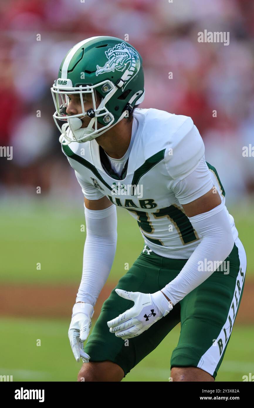 14 settembre 2024: L'angolo posteriore dell'Alabama Birmingham Troy Jakubec #21 guarda nel backfield offensivo prima che la palla venga spezzata. Arkansas sconfisse UAB 37-27 a Fayetteville, AR. Richey Miller/CSM(immagine di credito: © Richey Miller/Cal Sport Media) Foto Stock