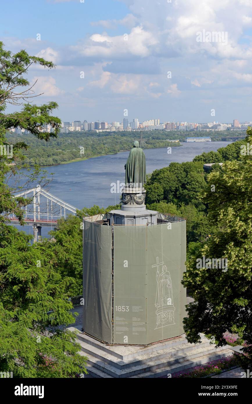Volodymyr il grande Monumento, imbarcato con protezione contro bombe e droni attacco aereo, Kiev, Ucraina, maggio 2024 Foto Stock