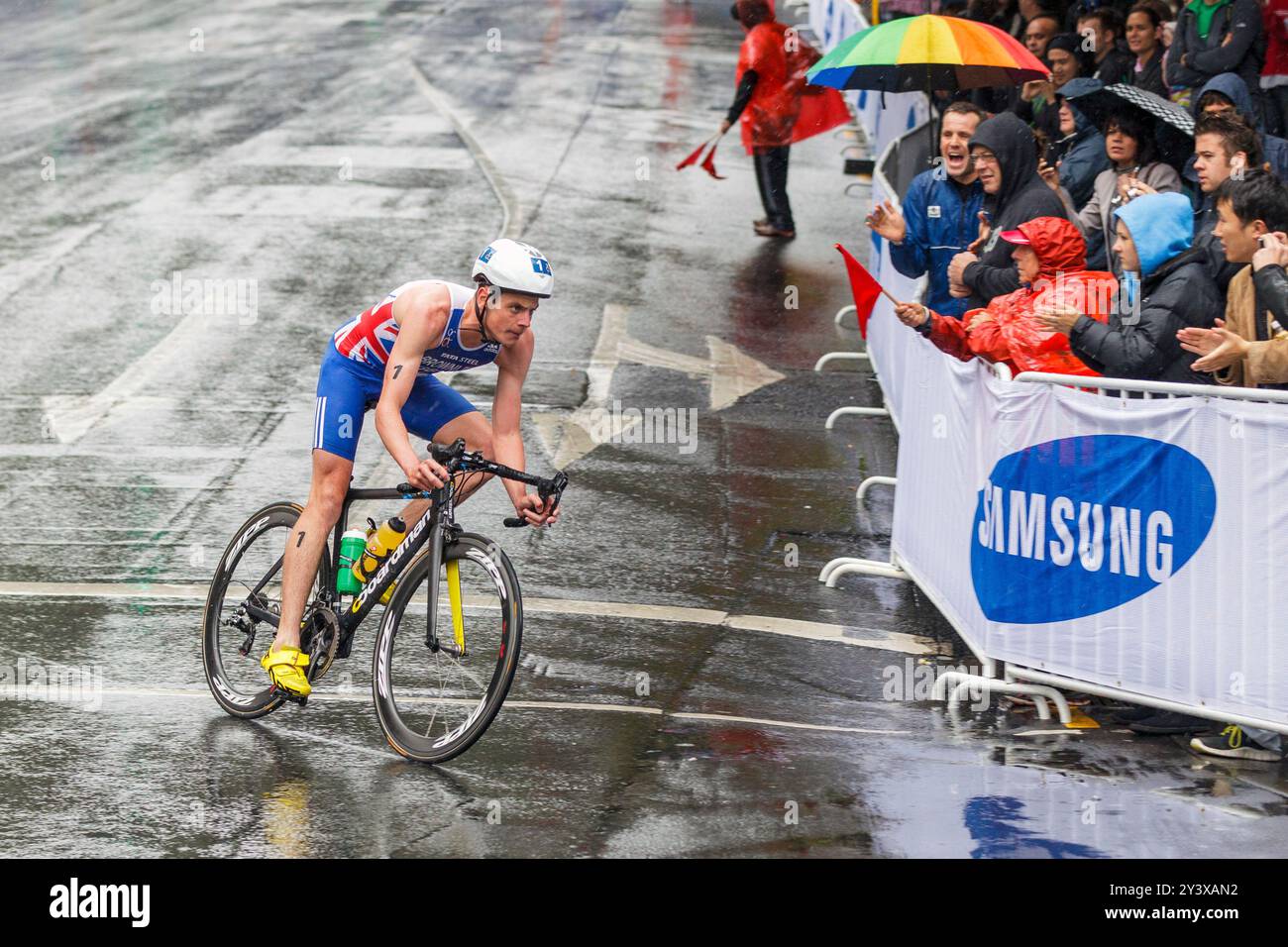 Jonathan Brownlee di Gran Bretagna gareggia nella tappa ciclistica della Elite Men's Race of the World Triathlon Grand Final, Auckland, nuova Zelanda, domenica 21 ottobre, 2012. Foto Stock