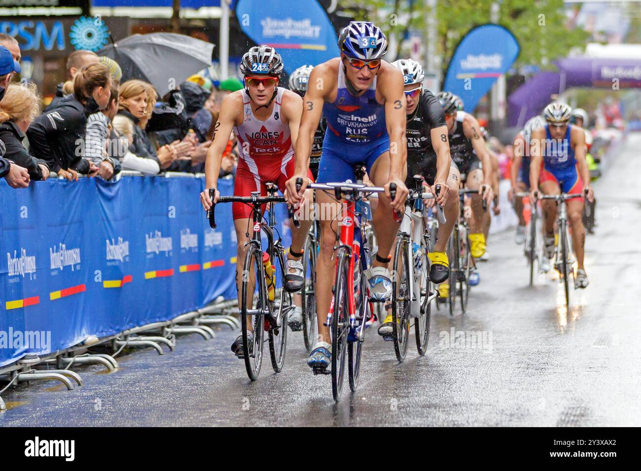 Alexander Bryukhankov della Russia gareggia nella Elite Men's Race of the World Triathlon Grand Final, Auckland, nuova Zelanda, domenica 21 ottobre, 2012. Foto Stock