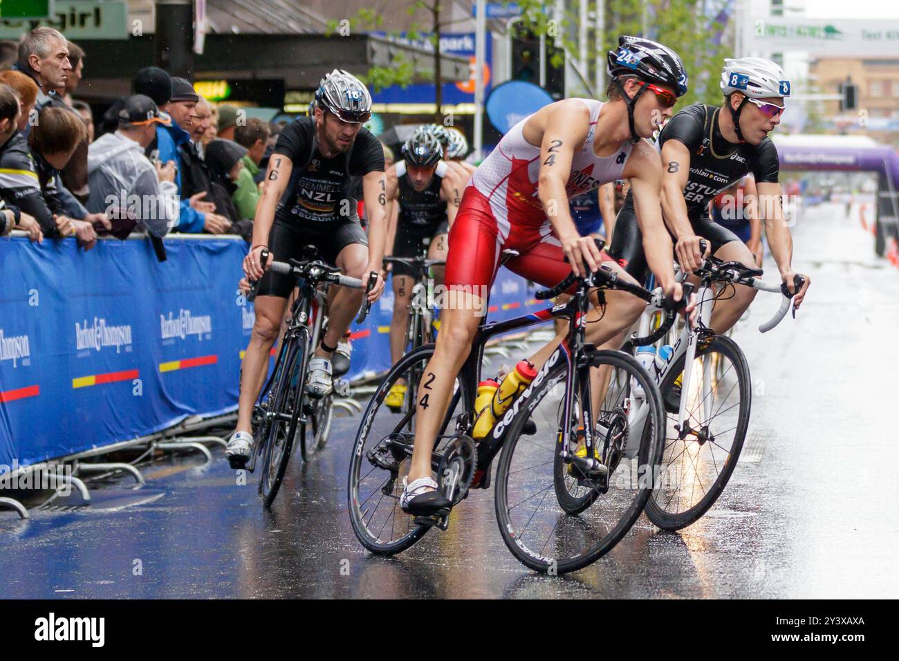 Kyle Jones del Canada gareggia nella tappa ciclistica della Elite Men's Race of the World Triathlon Grand Final, Auckland, nuova Zelanda, domenica 21 ottobre, 2012. Foto Stock