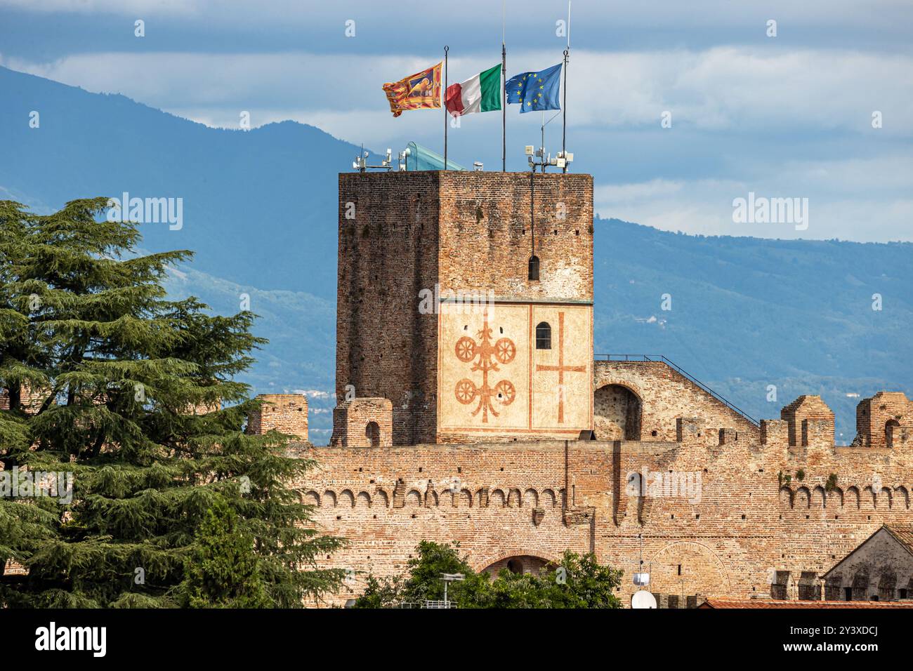 Italia, Cittadella, porta Bassano - porta Bassano e le montagne sullo sfondo Foto Stock