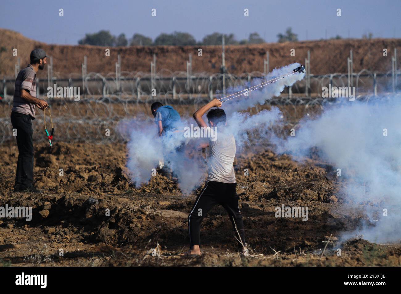Gaza, Palestina. 1 novembre 2019. I manifestanti palestinesi si scontrano con le forze israeliane ad Abu Safya, nel nord della Striscia di Gaza, durante le manifestazioni di questo venerdì. Secondo il ministero della salute di Gaza decine di manifestanti sono stati feriti da proiettili vivi o colpi rivestiti di gomma e da gas lacrimogeni sparati dall’esercito israeliano nelle manifestazioni odierne lungo il confine tra Gaza e Israele. I palestinesi si erano riuniti in diverse località lungo il confine della Striscia di Gaza con Israele venerdì pomeriggio, nell’ambito delle grandi marce settimanali per il rimpatrio, chiedendo la revoca del rigido blocco israeliano di 12 anni a Gaza. Foto Stock