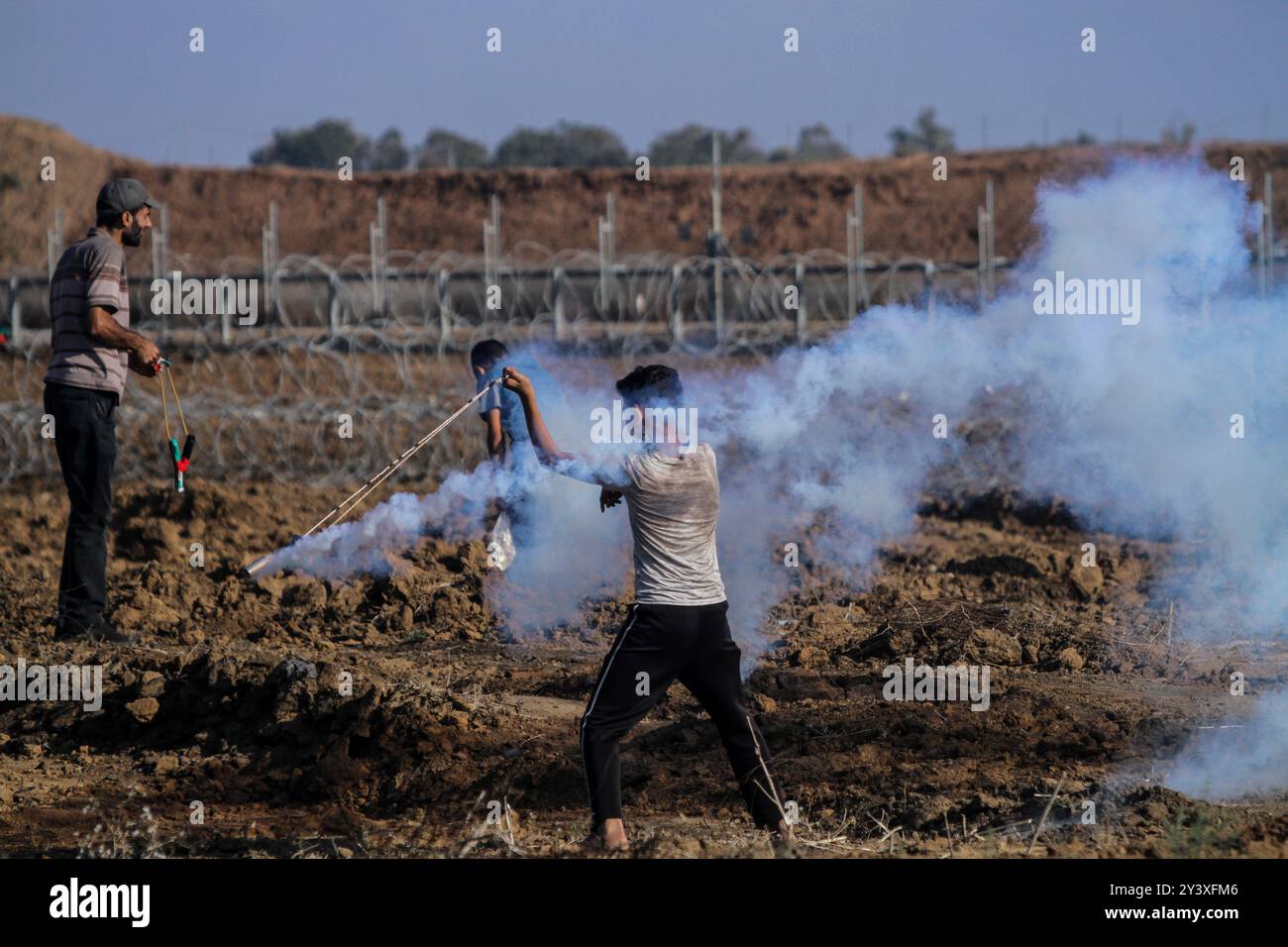 Gaza, Palestina. 1 novembre 2019. I manifestanti palestinesi si scontrano con le forze israeliane ad Abu Safya, nel nord della Striscia di Gaza, durante le manifestazioni di questo venerdì. Secondo il ministero della salute di Gaza decine di manifestanti sono stati feriti da proiettili vivi o colpi rivestiti di gomma e da gas lacrimogeni sparati dall’esercito israeliano nelle manifestazioni odierne lungo il confine tra Gaza e Israele. I palestinesi si erano riuniti in diverse località lungo il confine della Striscia di Gaza con Israele venerdì pomeriggio, nell’ambito delle grandi marce settimanali per il rimpatrio, chiedendo la revoca del rigido blocco israeliano di 12 anni a Gaza. Foto Stock
