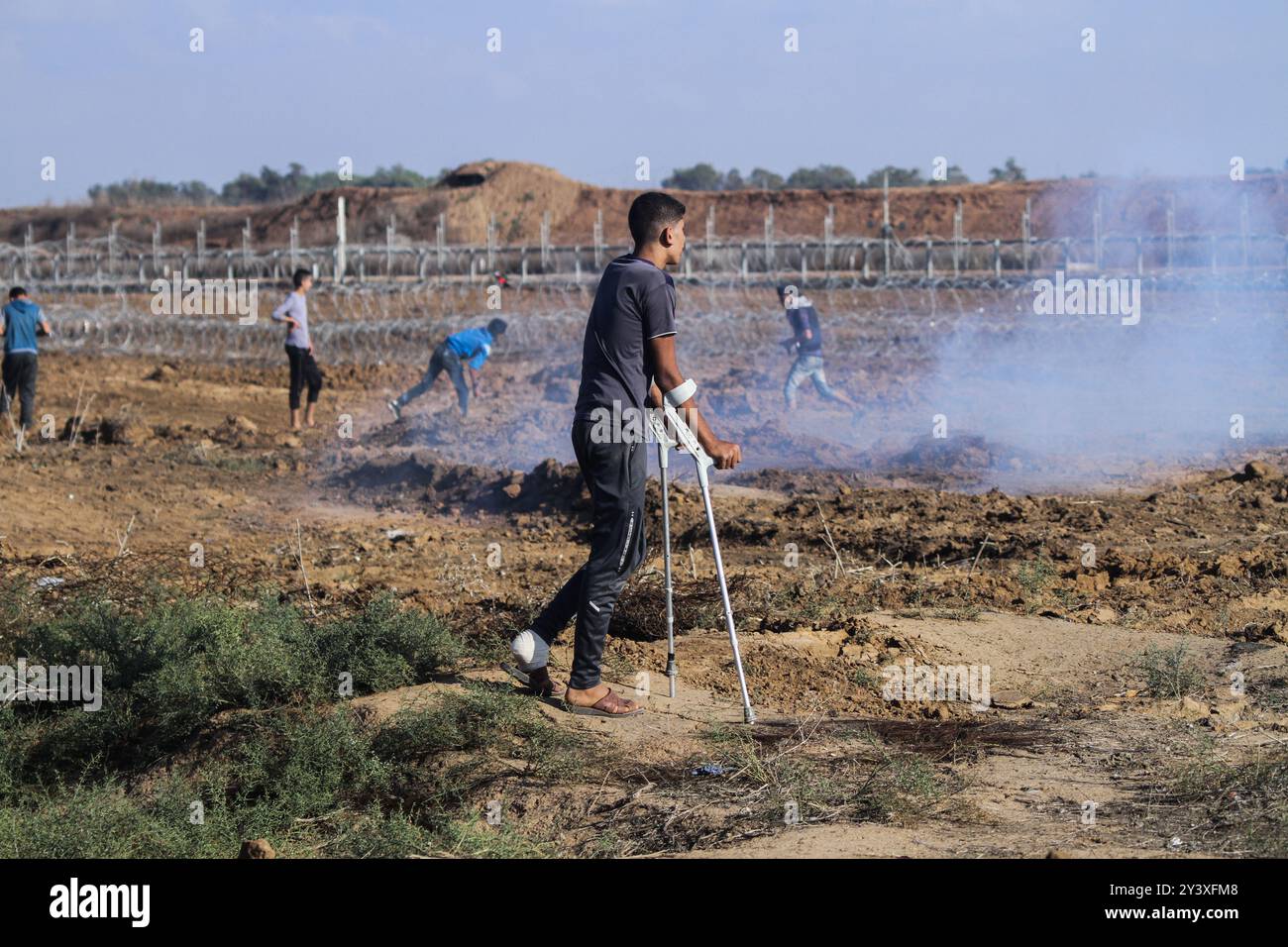Gaza, Palestina. 1 novembre 2019. I manifestanti palestinesi si scontrano con le forze israeliane ad Abu Safya, nel nord della Striscia di Gaza, durante le manifestazioni di questo venerdì. Secondo il ministero della salute di Gaza decine di manifestanti sono stati feriti da proiettili vivi o colpi rivestiti di gomma e da gas lacrimogeni sparati dall’esercito israeliano nelle manifestazioni odierne lungo il confine tra Gaza e Israele. I palestinesi si erano riuniti in diverse località lungo il confine della Striscia di Gaza con Israele venerdì pomeriggio, nell’ambito delle grandi marce settimanali per il rimpatrio, chiedendo la revoca del rigido blocco israeliano di 12 anni a Gaza. Foto Stock