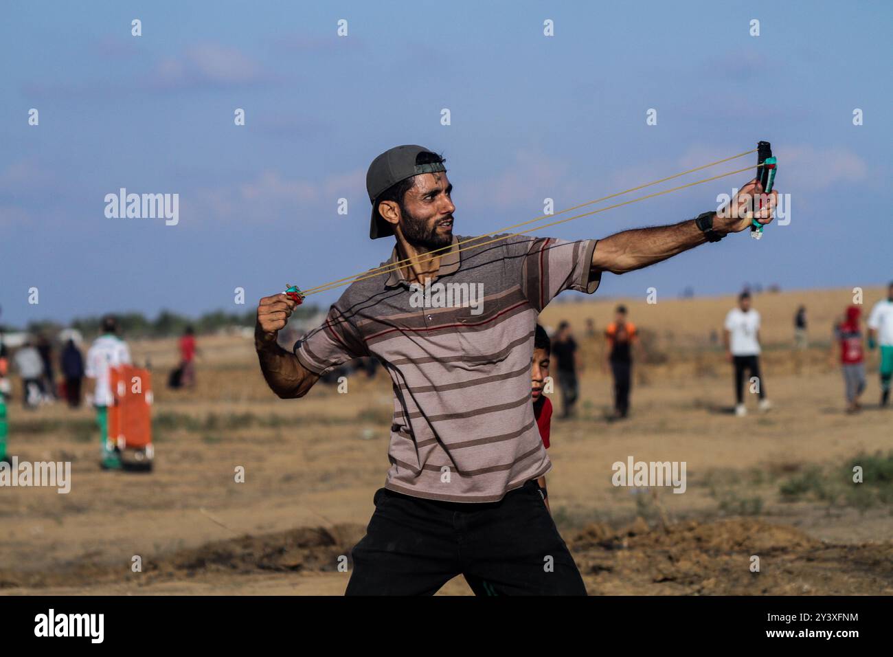 Gaza, Palestina. 1 novembre 2019. I manifestanti palestinesi si scontrano con le forze israeliane ad Abu Safya, nel nord della Striscia di Gaza, durante le manifestazioni di questo venerdì. Secondo il ministero della salute di Gaza decine di manifestanti sono stati feriti da proiettili vivi o colpi rivestiti di gomma e da gas lacrimogeni sparati dall’esercito israeliano nelle manifestazioni odierne lungo il confine tra Gaza e Israele. I palestinesi si erano riuniti in diverse località lungo il confine della Striscia di Gaza con Israele venerdì pomeriggio, nell’ambito delle grandi marce settimanali per il rimpatrio, chiedendo la revoca del rigido blocco israeliano di 12 anni a Gaza. Foto Stock