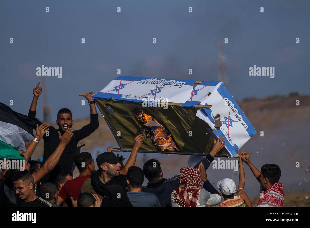 Gaza, Palestina. 1 novembre 2019. I manifestanti palestinesi si scontrano con le forze israeliane ad Abu Safya, nel nord della Striscia di Gaza, durante le manifestazioni di questo venerdì. Secondo il ministero della salute di Gaza decine di manifestanti sono stati feriti da proiettili vivi o colpi rivestiti di gomma e da gas lacrimogeni sparati dall’esercito israeliano nelle manifestazioni odierne lungo il confine tra Gaza e Israele. I palestinesi si erano riuniti in diverse località lungo il confine della Striscia di Gaza con Israele venerdì pomeriggio, nell’ambito delle grandi marce settimanali per il rimpatrio, chiedendo la revoca del rigido blocco israeliano di 12 anni a Gaza. Foto Stock