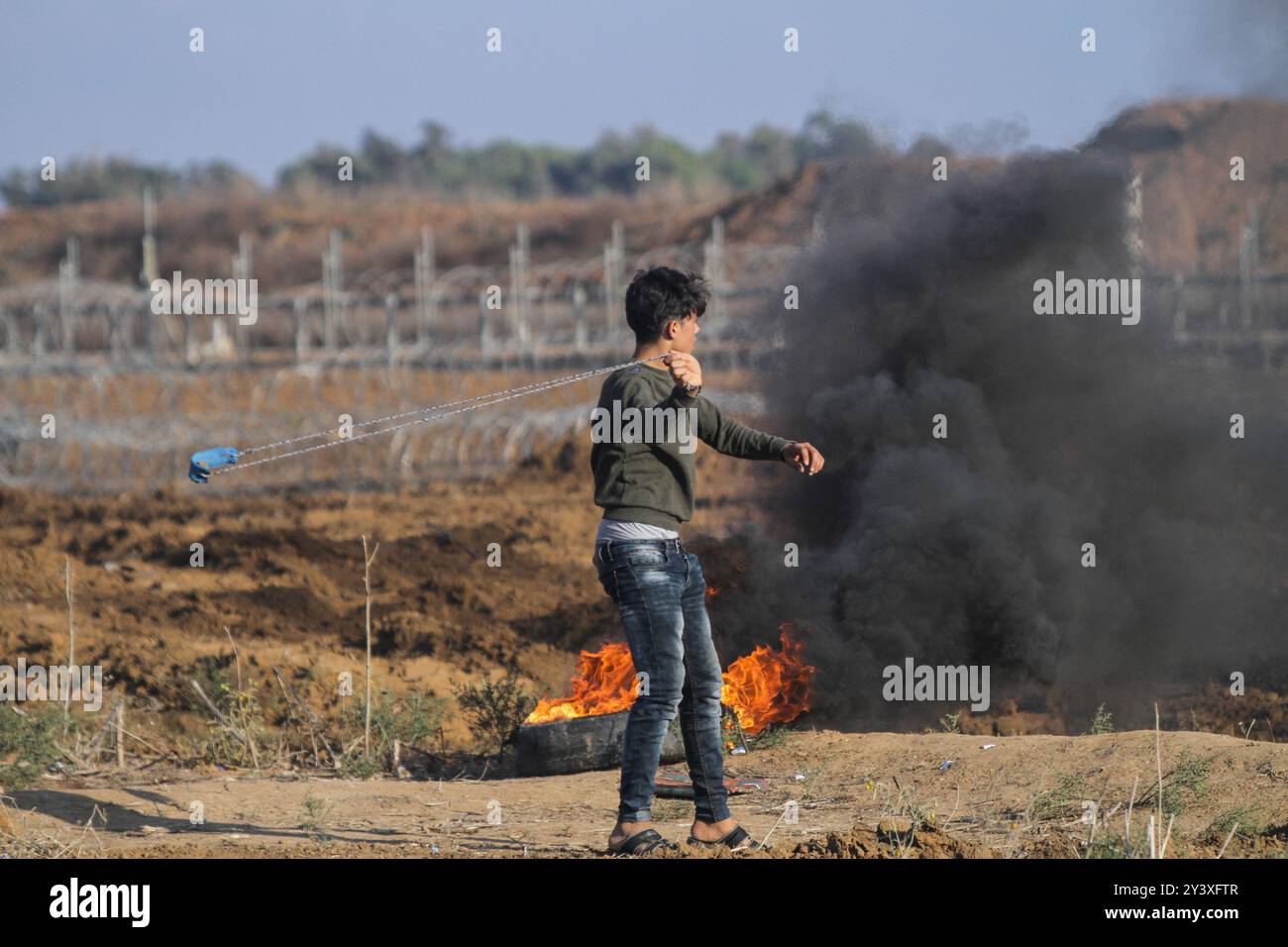 Gaza, Palestina. 1 novembre 2019. I manifestanti palestinesi si scontrano con le forze israeliane ad Abu Safya, nel nord della Striscia di Gaza, durante le manifestazioni di questo venerdì. Secondo il ministero della salute di Gaza decine di manifestanti sono stati feriti da proiettili vivi o colpi rivestiti di gomma e da gas lacrimogeni sparati dall’esercito israeliano nelle manifestazioni odierne lungo il confine tra Gaza e Israele. I palestinesi si erano riuniti in diverse località lungo il confine della Striscia di Gaza con Israele venerdì pomeriggio, nell’ambito delle grandi marce settimanali per il rimpatrio, chiedendo la revoca del rigido blocco israeliano di 12 anni a Gaza. Foto Stock