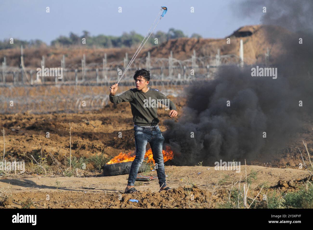 Gaza, Palestina. 1 novembre 2019. I manifestanti palestinesi si scontrano con le forze israeliane ad Abu Safya, nel nord della Striscia di Gaza, durante le manifestazioni di questo venerdì. Secondo il ministero della salute di Gaza decine di manifestanti sono stati feriti da proiettili vivi o colpi rivestiti di gomma e da gas lacrimogeni sparati dall’esercito israeliano nelle manifestazioni odierne lungo il confine tra Gaza e Israele. I palestinesi si erano riuniti in diverse località lungo il confine della Striscia di Gaza con Israele venerdì pomeriggio, nell’ambito delle grandi marce settimanali per il rimpatrio, chiedendo la revoca del rigido blocco israeliano di 12 anni a Gaza. Foto Stock