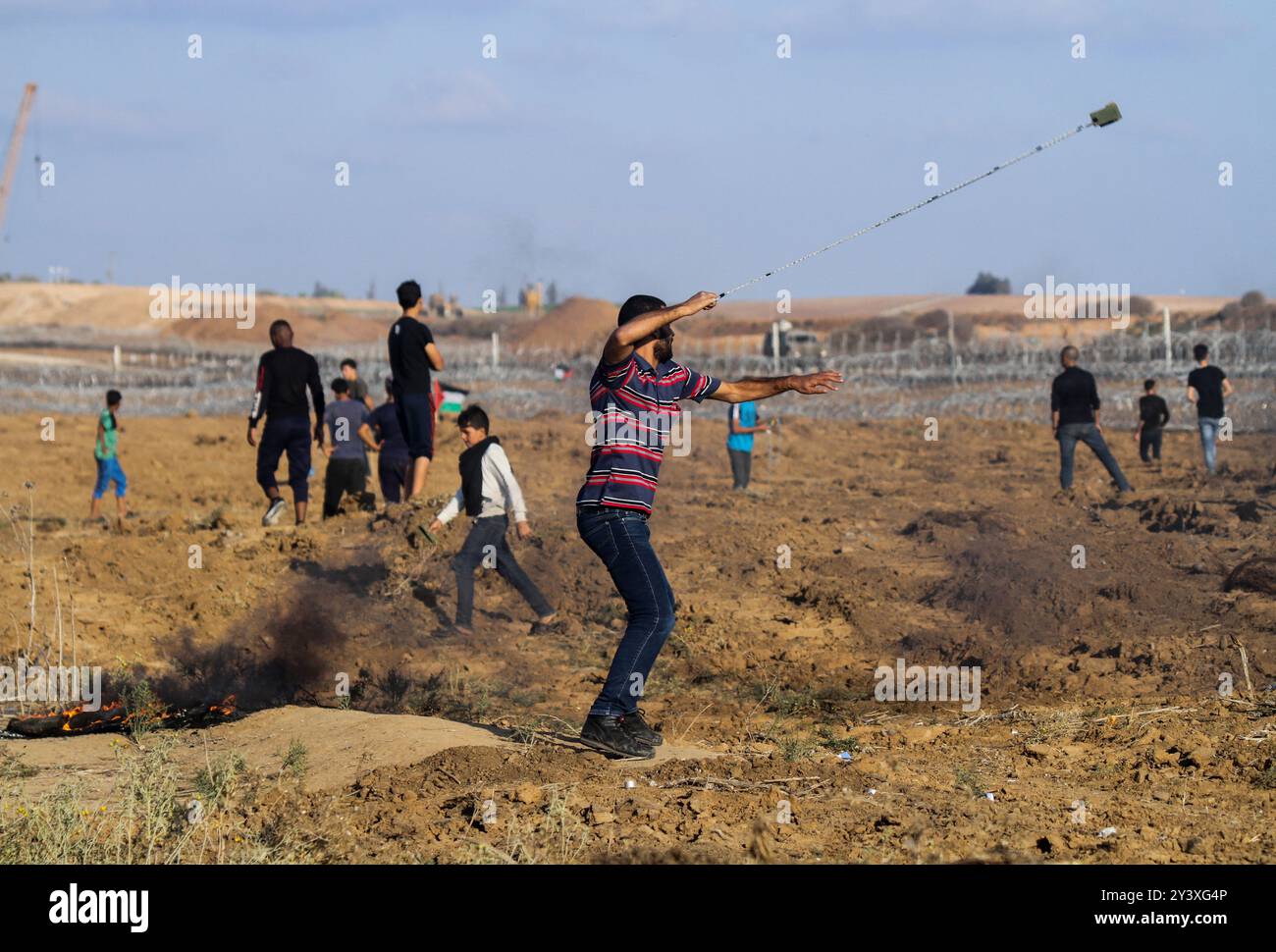 Gaza, Palestina. 1 novembre 2019. I manifestanti palestinesi si scontrano con le forze israeliane ad Abu Safya, nel nord della Striscia di Gaza, durante le manifestazioni di questo venerdì. Secondo il ministero della salute di Gaza decine di manifestanti sono stati feriti da proiettili vivi o colpi rivestiti di gomma e da gas lacrimogeni sparati dall’esercito israeliano nelle manifestazioni odierne lungo il confine tra Gaza e Israele. I palestinesi si erano riuniti in diverse località lungo il confine della Striscia di Gaza con Israele venerdì pomeriggio, nell’ambito delle grandi marce settimanali per il rimpatrio, chiedendo la revoca del rigido blocco israeliano di 12 anni a Gaza. Foto Stock