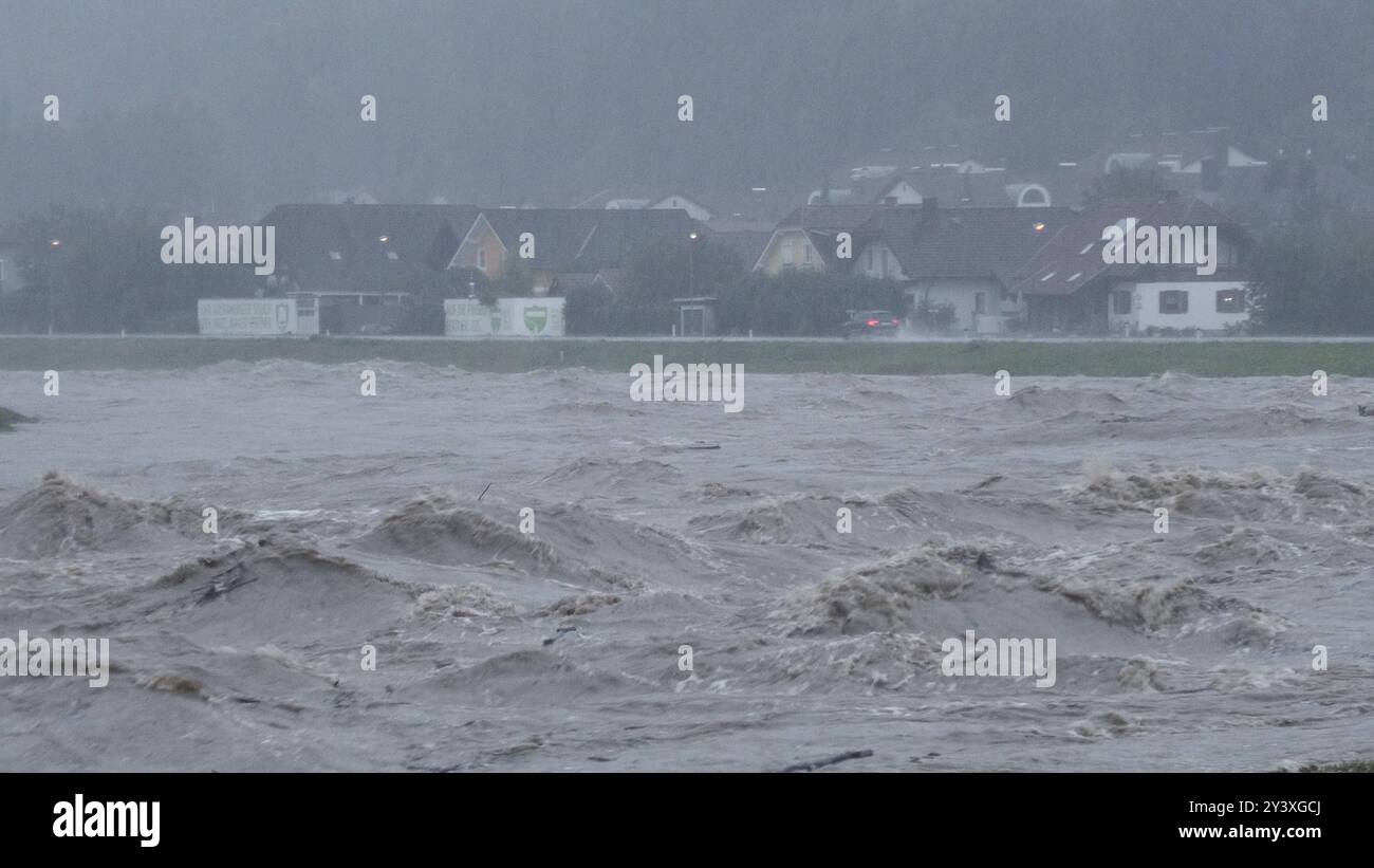 Katastrophales Hochwasser a Niederösterreich. In der Gegend um St. Pölten sind in 24 Stunden 300 litri auf dem Quadratmeter gefell. Die Pegel steigen und steigen. Ein Jahrhunderthochwasser tritt ein. Viele Pegel sind deutlich über ein 50 jähriges Hochwasser gestiegen. DAS Traistal ist von der Außenwelt abgeschnitten. Die Straßen ins tal bis zu einem Meter überflutet. Selbst die Feuerwehr Rothenau ist betroffen. DAS Gerätehaus steht unter Wasser. Es wurde für ganz Niederösterreich Katastrophenalarm ausgelöst. Derweil schüttet es wie aus Kübeln weiter. Rothenau Niederösterreich Österreich ** Foto Stock