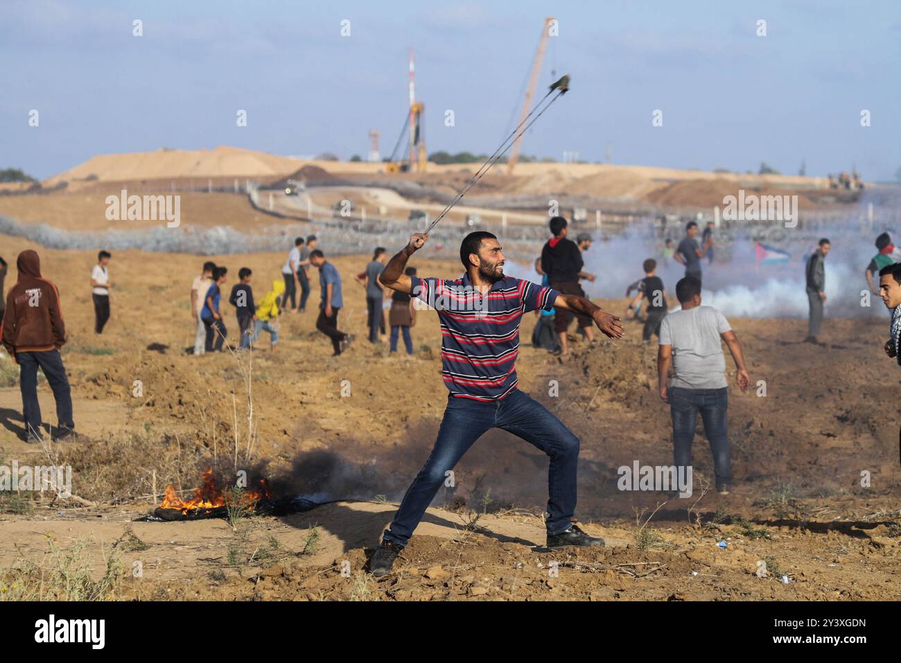 Gaza, Palestina. 1 novembre 2019. I manifestanti palestinesi si scontrano con le forze israeliane ad Abu Safya, nel nord della Striscia di Gaza, durante le manifestazioni di questo venerdì. Secondo il ministero della salute di Gaza decine di manifestanti sono stati feriti da proiettili vivi o colpi rivestiti di gomma e da gas lacrimogeni sparati dall’esercito israeliano nelle manifestazioni odierne lungo il confine tra Gaza e Israele. I palestinesi si erano riuniti in diverse località lungo il confine della Striscia di Gaza con Israele venerdì pomeriggio, nell’ambito delle grandi marce settimanali per il rimpatrio, chiedendo la revoca del rigido blocco israeliano di 12 anni a Gaza. Foto Stock