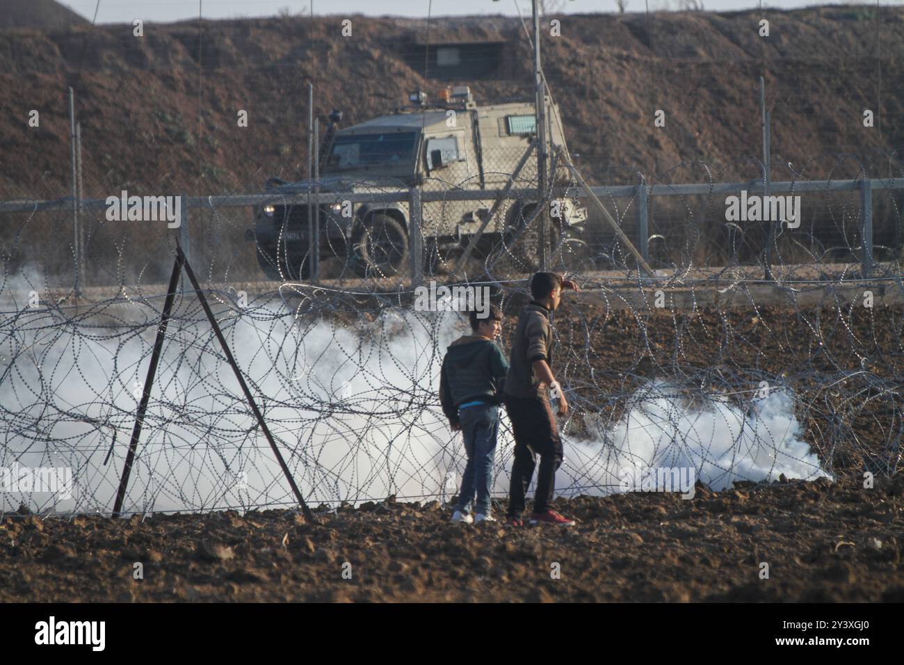 Gaza, Palestina. 1 novembre 2019. I manifestanti palestinesi si scontrano con le forze israeliane ad Abu Safya, nel nord della Striscia di Gaza, durante le manifestazioni di questo venerdì. Secondo il ministero della salute di Gaza decine di manifestanti sono stati feriti da proiettili vivi o colpi rivestiti di gomma e da gas lacrimogeni sparati dall’esercito israeliano nelle manifestazioni odierne lungo il confine tra Gaza e Israele. I palestinesi si erano riuniti in diverse località lungo il confine della Striscia di Gaza con Israele venerdì pomeriggio, nell’ambito delle grandi marce settimanali per il rimpatrio, chiedendo la revoca del rigido blocco israeliano di 12 anni a Gaza. Foto Stock