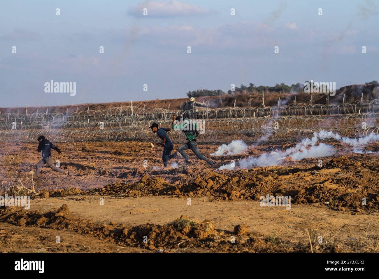 Gaza, Palestina. 1 novembre 2019. I manifestanti palestinesi si scontrano con le forze israeliane ad Abu Safya, nel nord della Striscia di Gaza, durante le manifestazioni di questo venerdì. Secondo il ministero della salute di Gaza decine di manifestanti sono stati feriti da proiettili vivi o colpi rivestiti di gomma e da gas lacrimogeni sparati dall’esercito israeliano nelle manifestazioni odierne lungo il confine tra Gaza e Israele. I palestinesi si erano riuniti in diverse località lungo il confine della Striscia di Gaza con Israele venerdì pomeriggio, nell’ambito delle grandi marce settimanali per il rimpatrio, chiedendo la revoca del rigido blocco israeliano di 12 anni a Gaza. Foto Stock