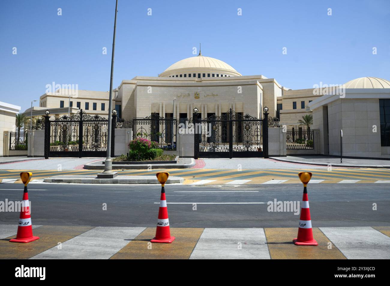 Kairo, Egitto. 12 settembre 2024. L'edificio del parlamento si trova nella nuova capitale amministrativa dell'Egitto. Nel mezzo del deserto, a circa 50 chilometri a est del Cairo, il presidente egiziano al-Sisi sta costruendo una nuova capitale. 6,5 milioni di persone vivranno qui un giorno, in un'area grande quanto Singapore. Nel centro della città si trova l'iconica Torre, l'edificio più alto dell'Africa, a circa 396 metri. Crediti: Bernd von Jutrczenka/dpa/Alamy Live News Foto Stock