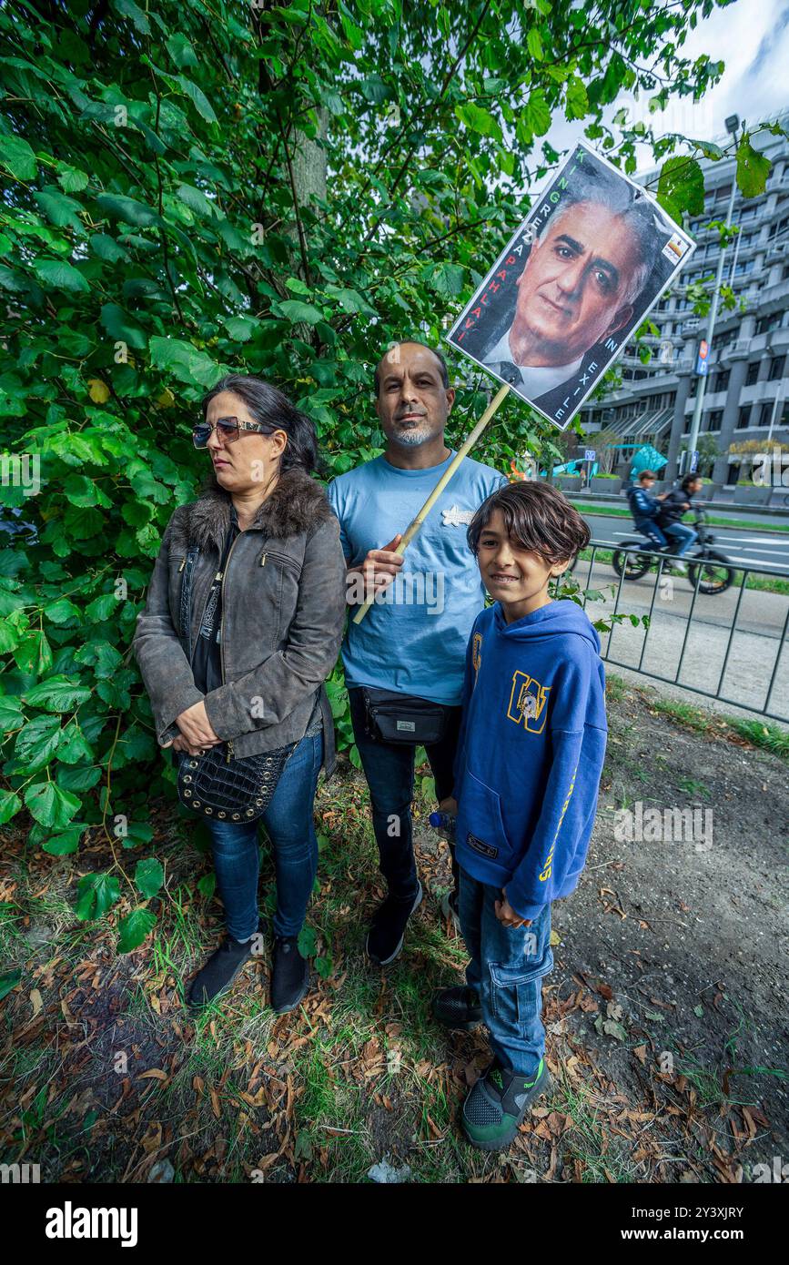 Famiglia iraniana vista con un ritratto di Reza Pahlavi, principe ereditario dell'Iran, durante la commemorazione. Un piccolo ma molto forte gruppo di iraniani e dei loro sostenitori si è riunito di fronte alla seconda camera, la sede del parlamento olandese a l'Aia, per commemorare la morte di Mahsa Amin avvenuta due anni fa. La ventiduenne è stata arrestata dalla polizia morale per aver indossato in modo improprio il suo hijab - velo. La polizia ha avuto un arresto cardiaco mentre veniva interrogata; le sue ferite indicavano il contrario. In seguito è morta sotto la custodia della polizia. Gruppi per i diritti umani in Iran hanno detto all’epoca, che almeno 15 Foto Stock