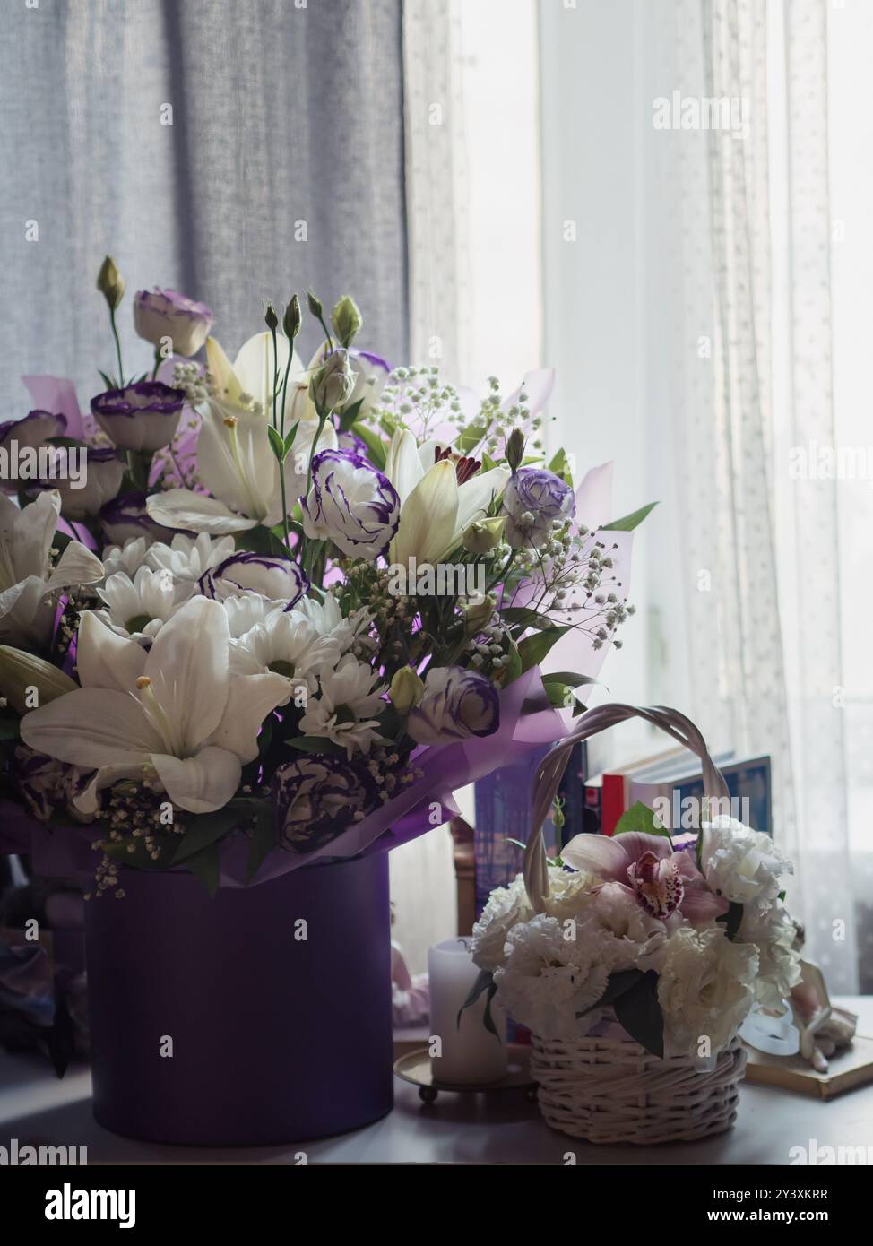 Ballerina's Morning: Eleganza floreale con libri e statuette di balletto Foto Stock