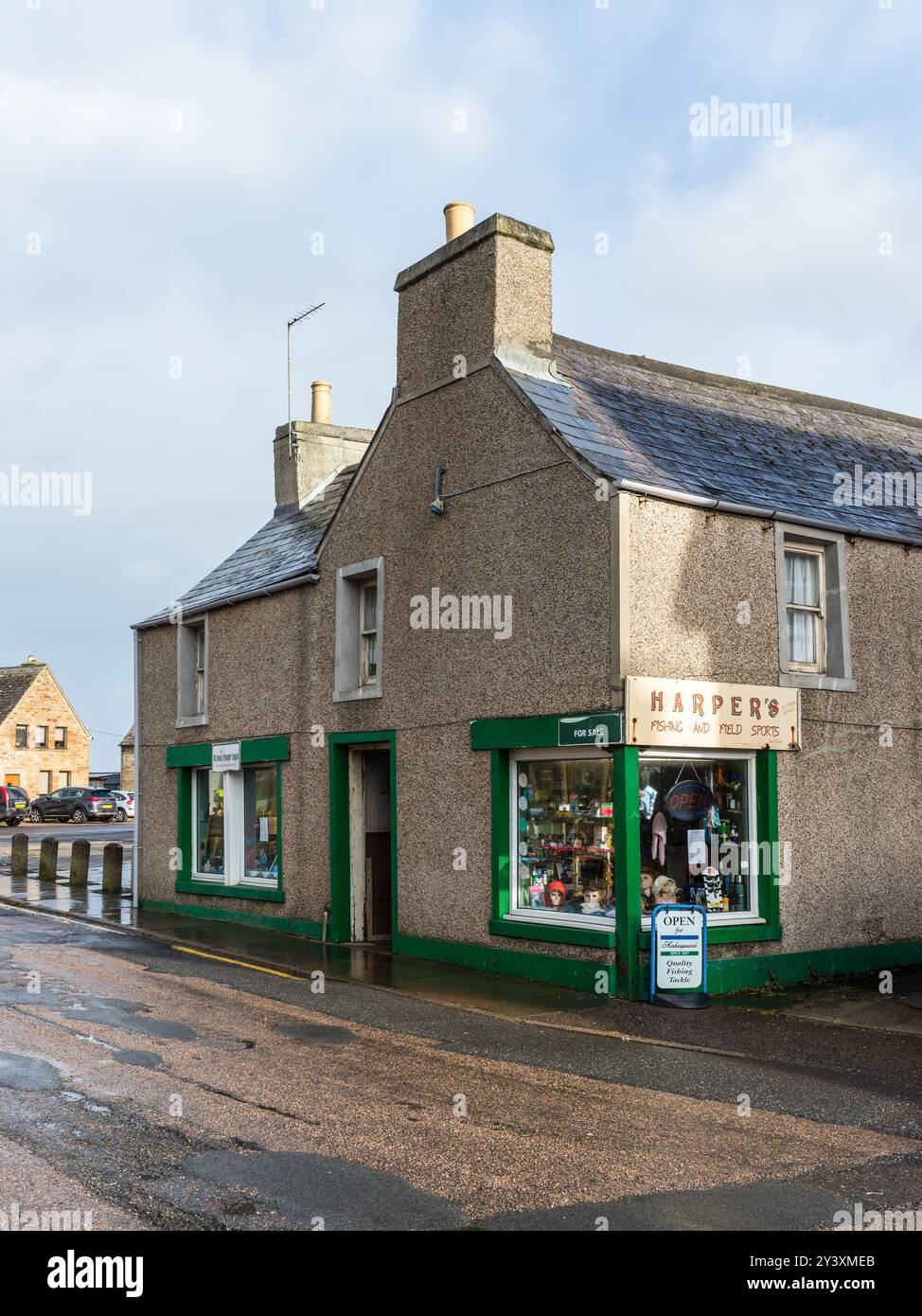 Thurso, Scozia, Regno Unito - 27 ottobre 2023: Vista sulla strada di giorno con Harpers Fly Fishing Shop a Thurso, Caithness, Scozia, Regno Unito. Strada scozzese Foto Stock