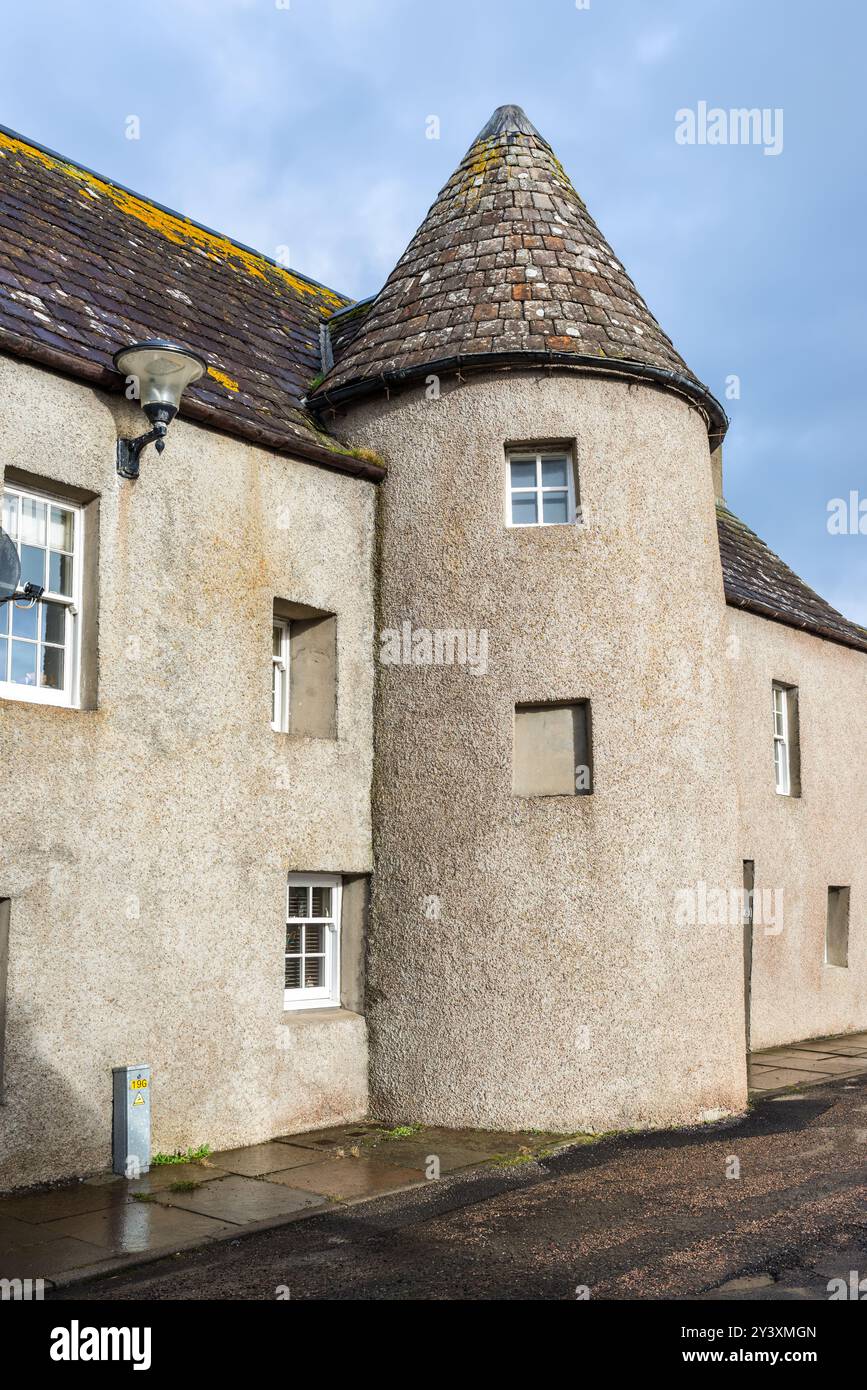 Thurso, Scozia, Regno Unito - 27 ottobre 2023: Vista sulla strada di giorno con edificio residenziale a Thurso, Caithness, Scozia, Regno Unito. Strada scozzese Foto Stock
